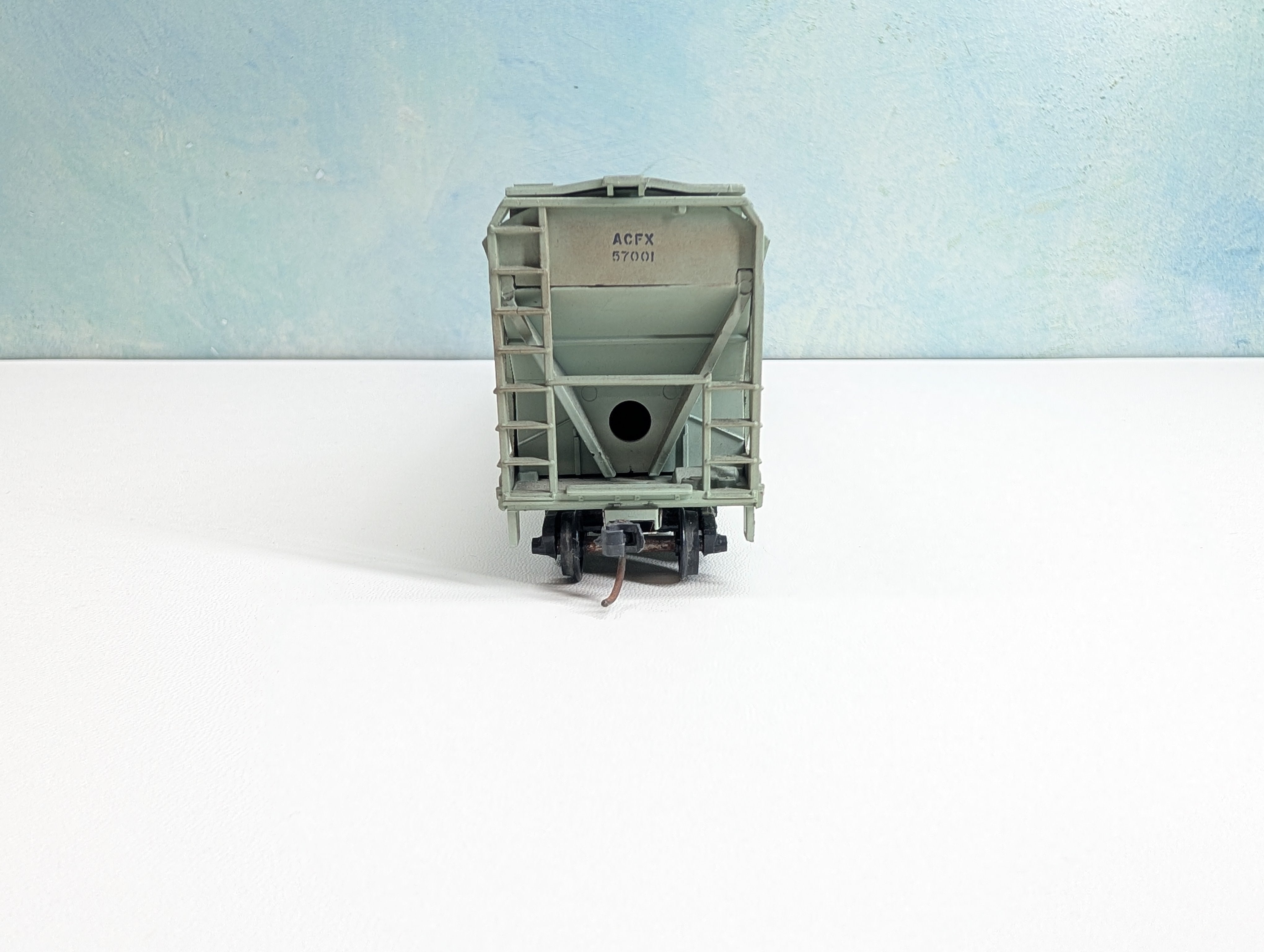 USED Athearn HO Scale ACF Covered Hopper Chevron Chemical ACFX #57001 Weathered