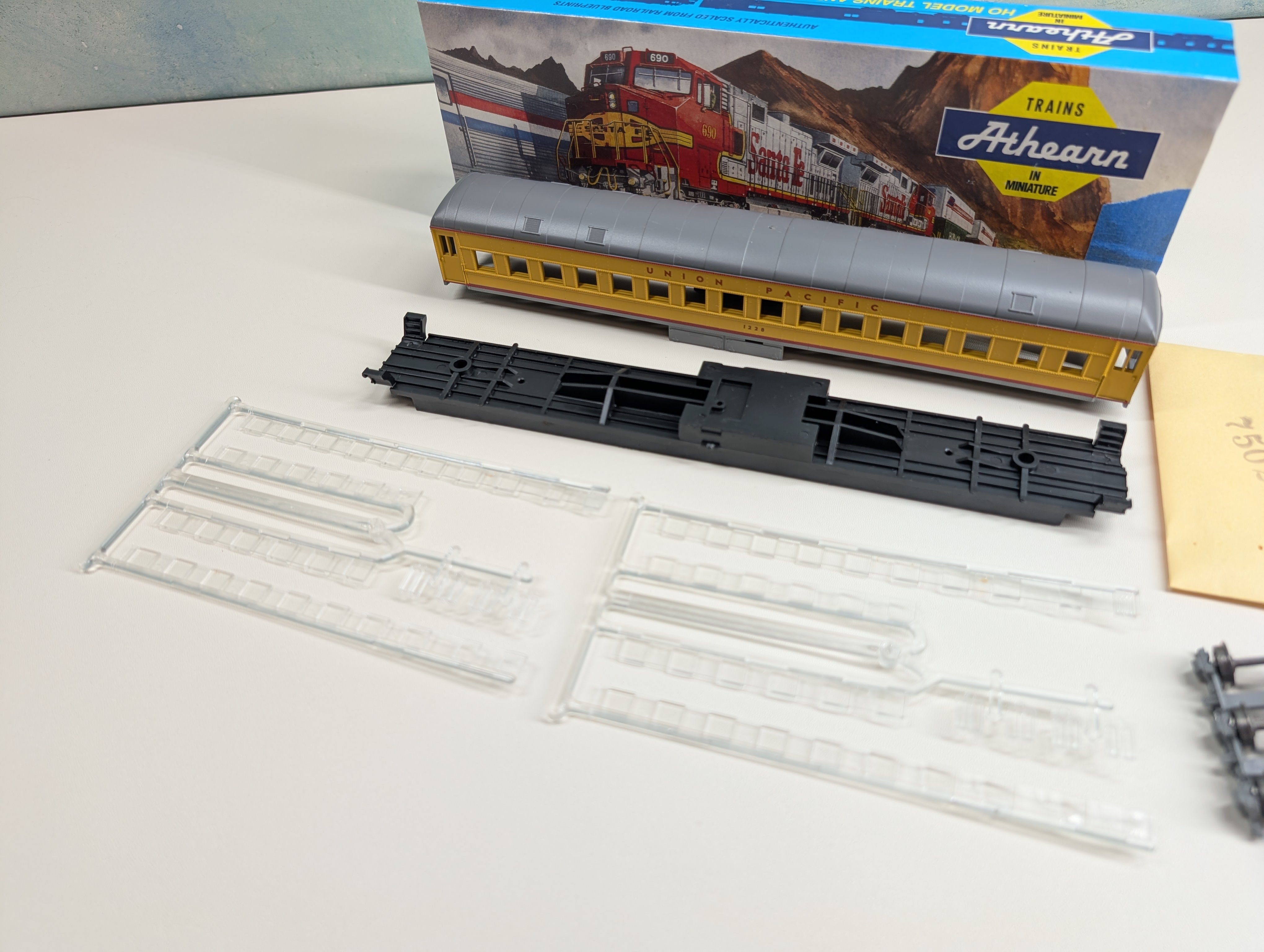USED Athearn 2450 HO Scale STD Coach, Round Roof, Passenger Car Union Pacific #1228 KIT
