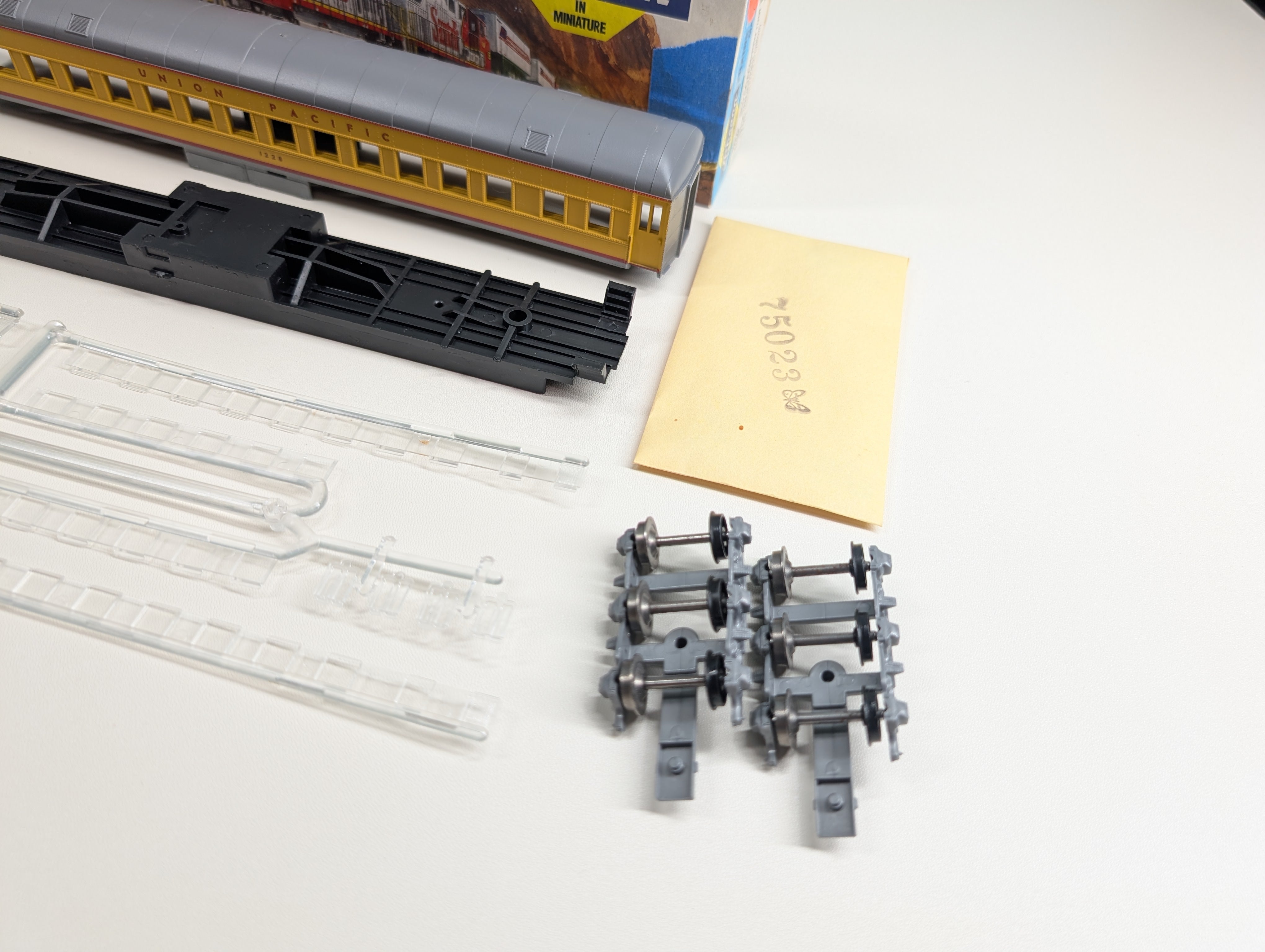 USED Athearn 2450 HO Scale STD Coach, Round Roof, Passenger Car Union Pacific #1228 KIT