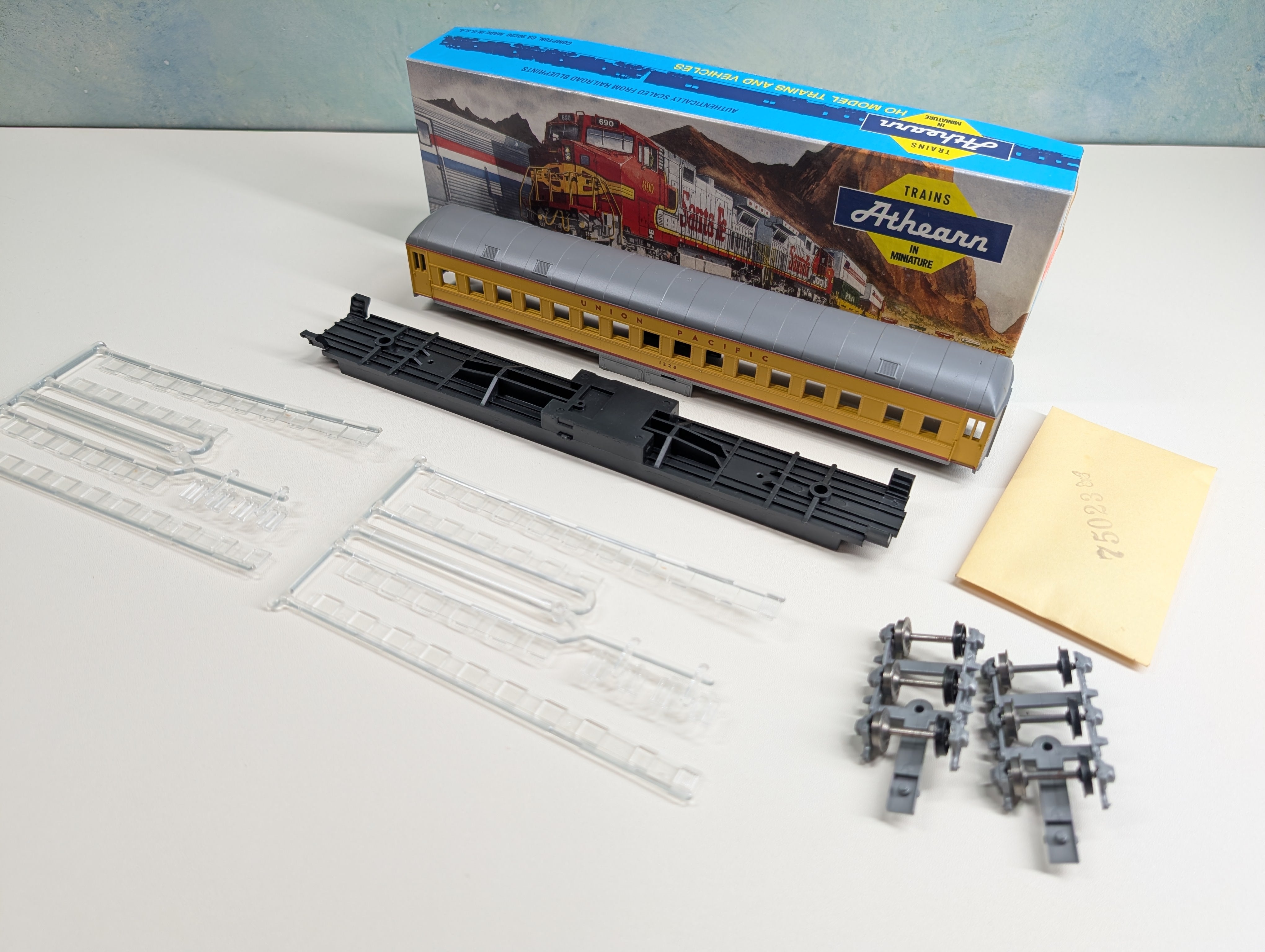 USED Athearn 2450 HO Scale STD Coach, Round Roof, Passenger Car Union Pacific #1228 KIT