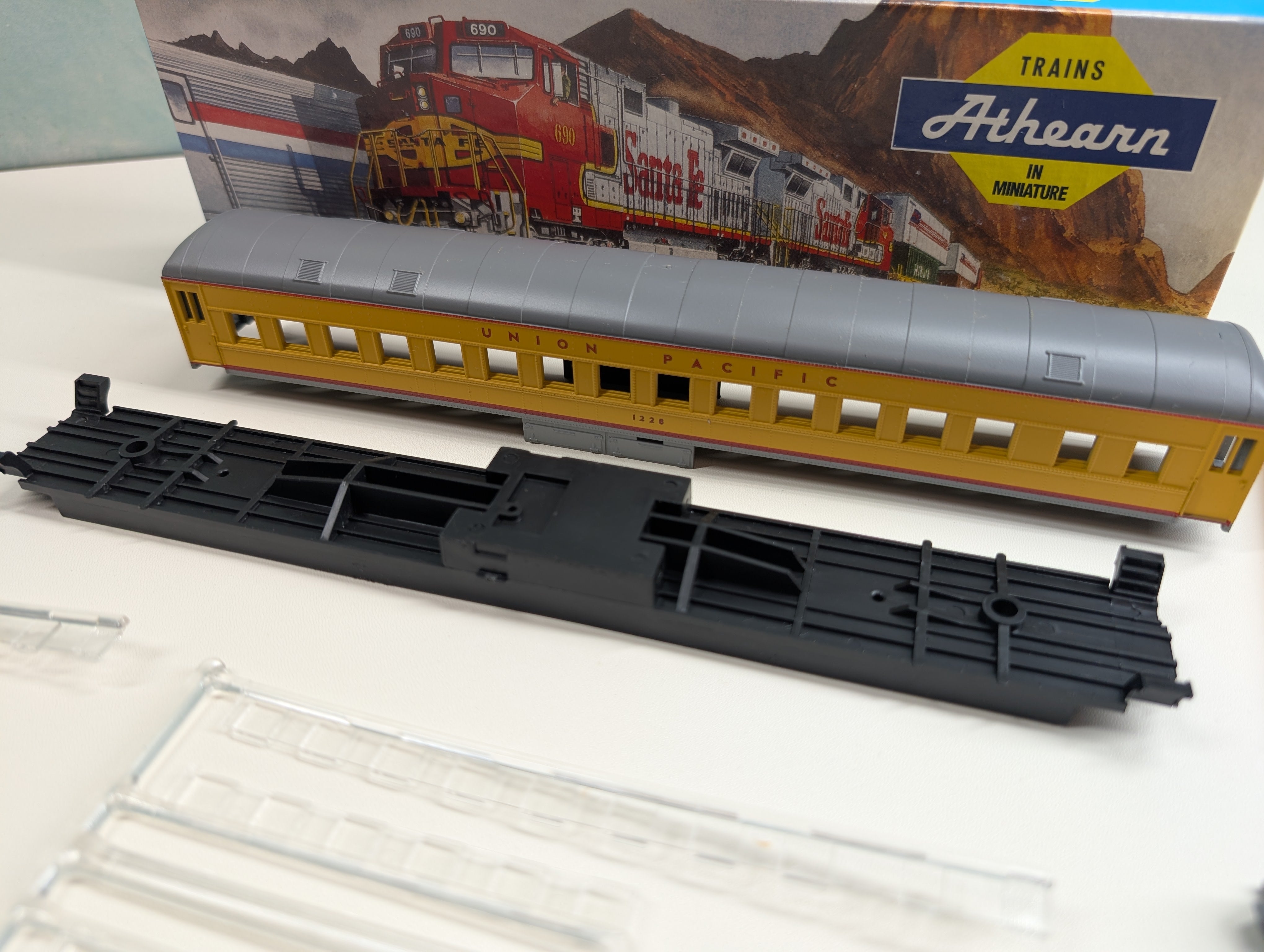 USED Athearn 2450 HO Scale STD Coach, Round Roof, Passenger Car Union Pacific #1228 KIT