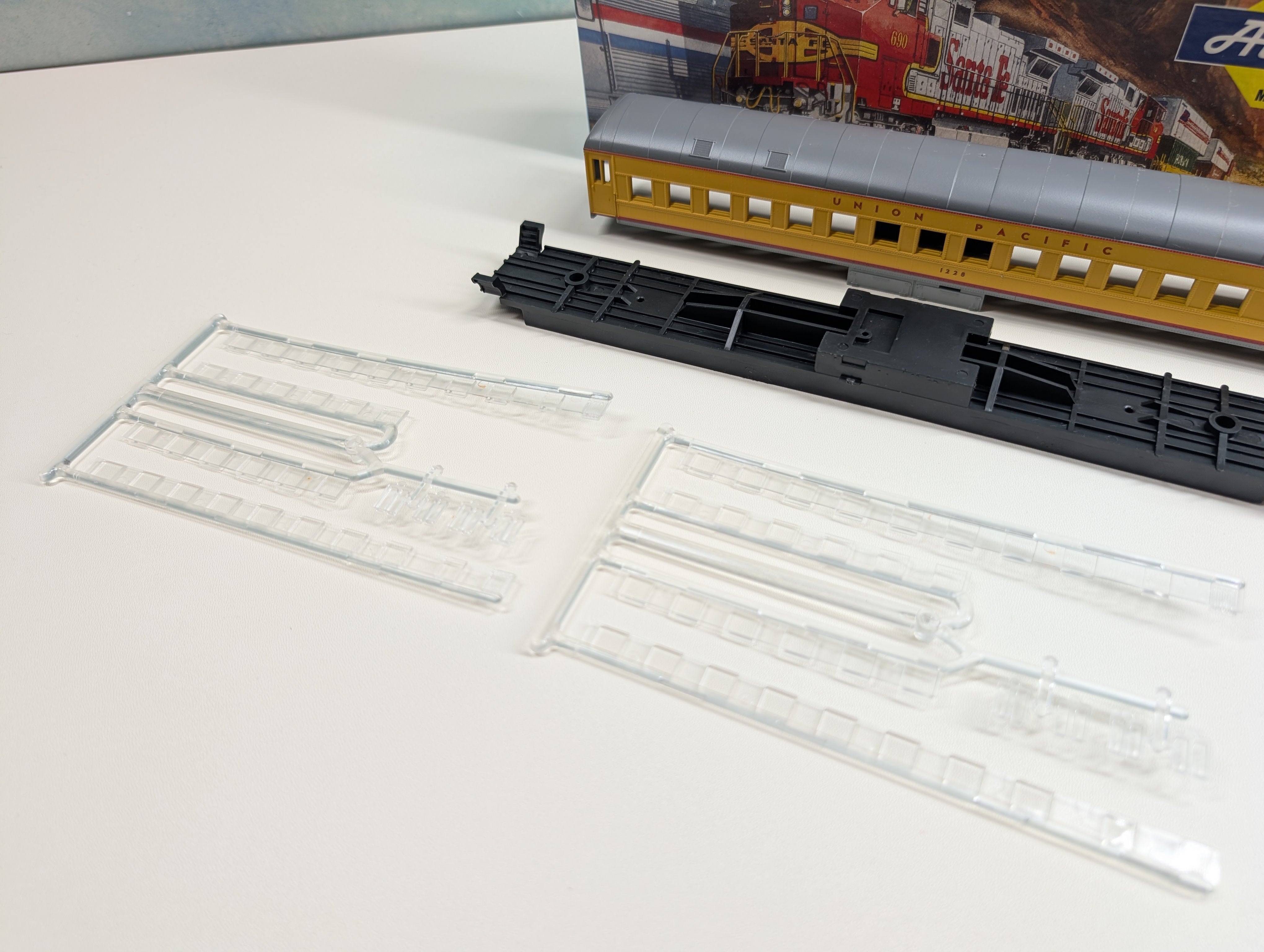 USED Athearn 2450 HO Scale STD Coach, Round Roof, Passenger Car Union Pacific #1228 KIT