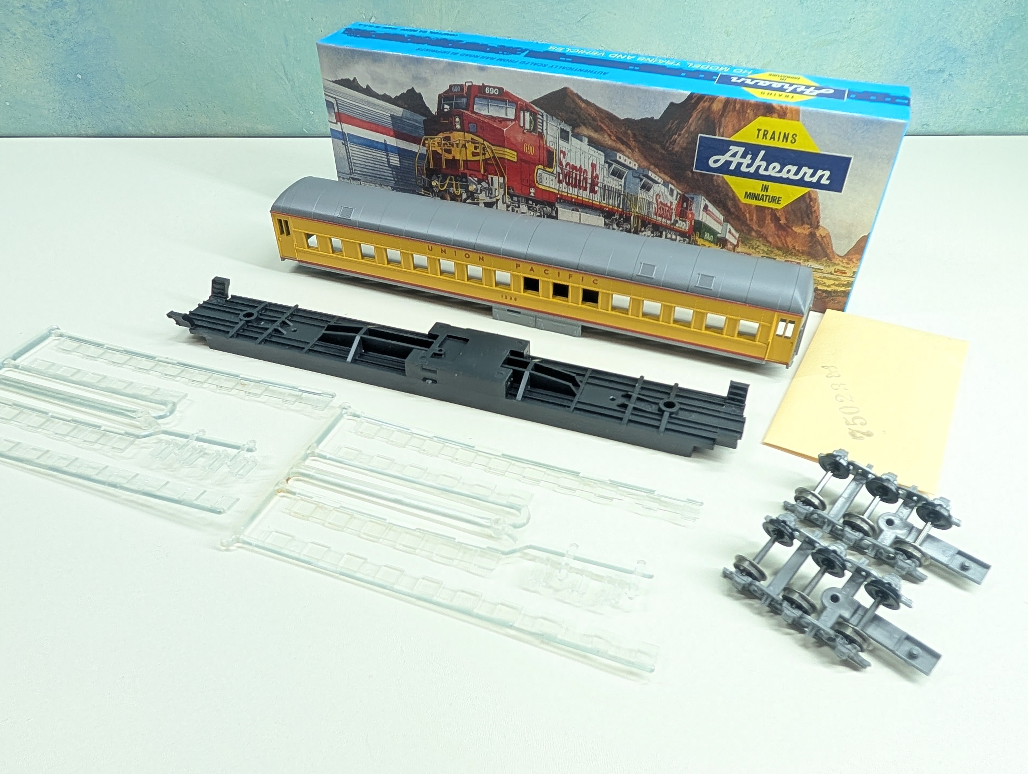 USED Athearn 2450 HO Scale STD Coach, Round Roof, Passenger Car Union Pacific #1228 KIT