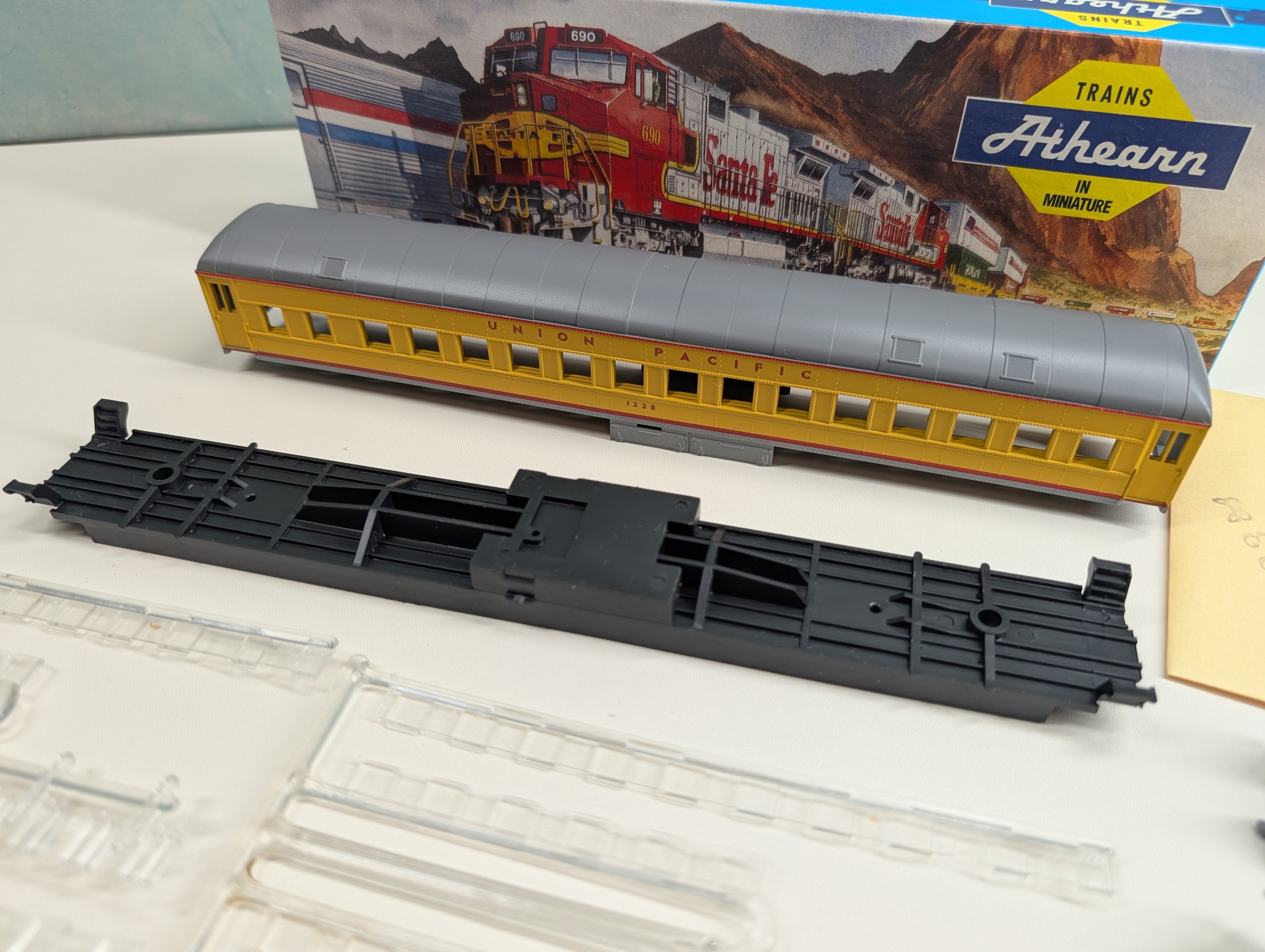 USED Athearn 2450 HO Scale STD Coach, Round Roof, Passenger Car Union Pacific #1228 KIT