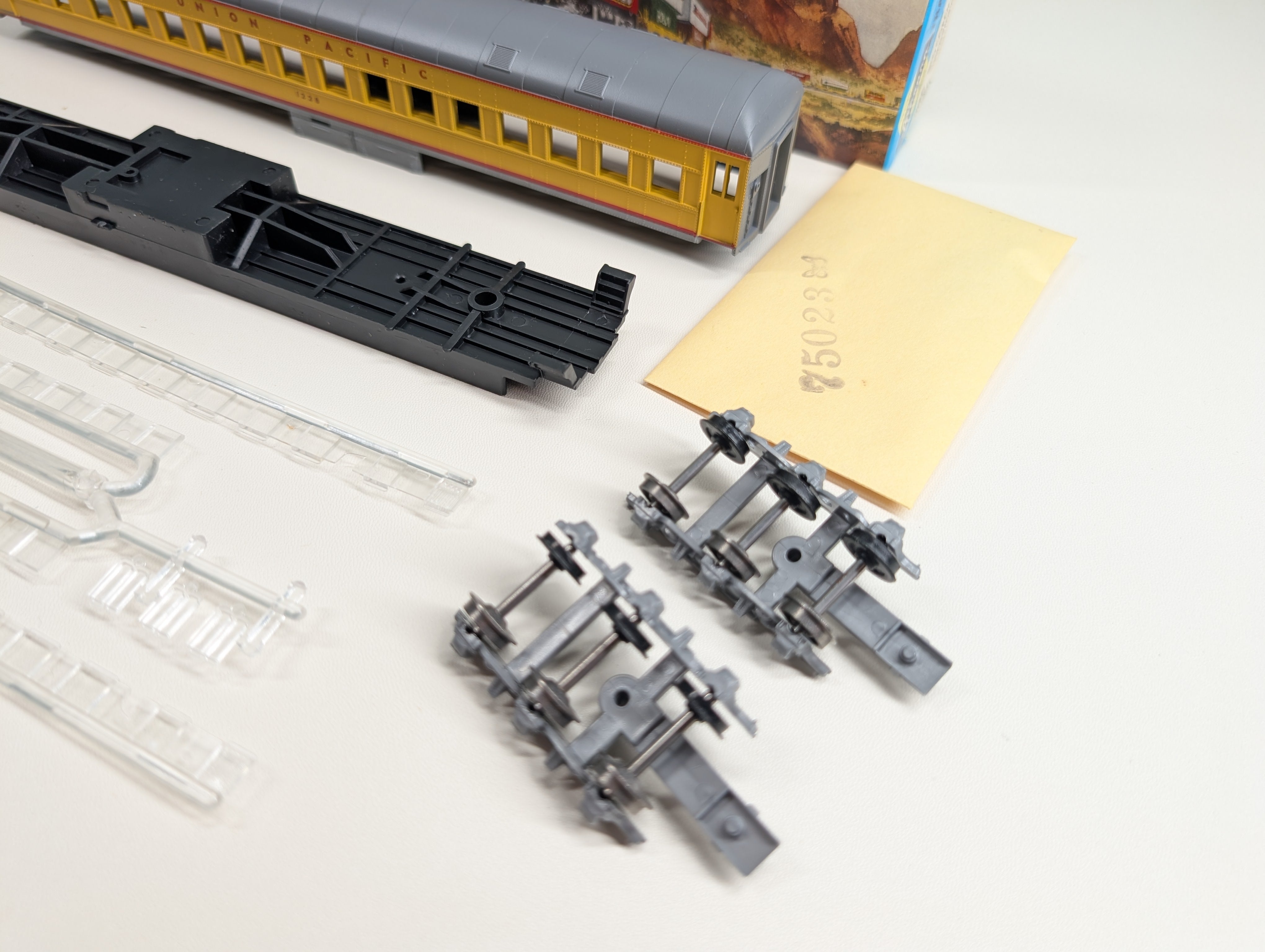 USED Athearn 2450 HO Scale STD Coach, Round Roof, Passenger Car Union Pacific #1228 KIT