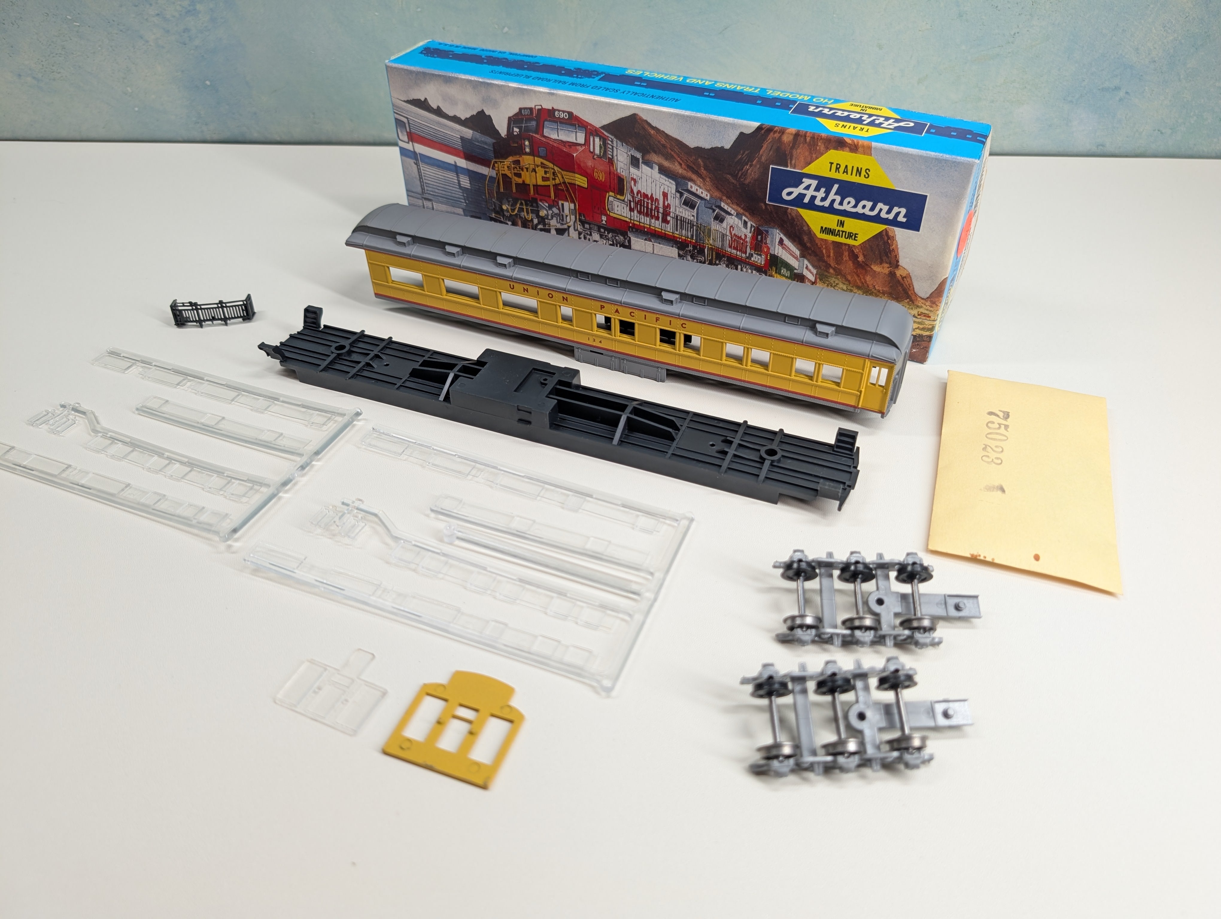 USED Athearn 2490 HO Scale STD Observation Passenger Car Union Pacific #124 KIT