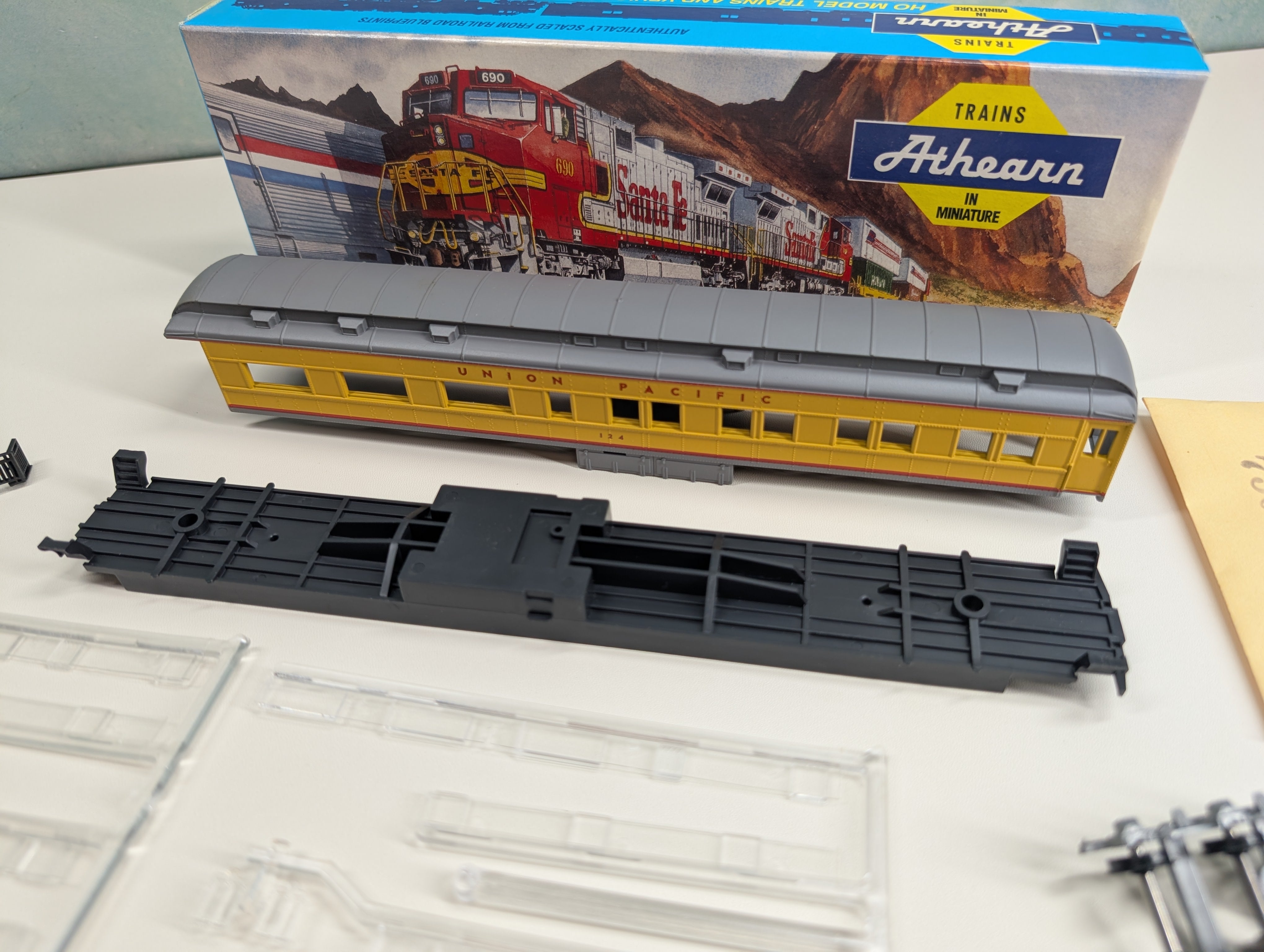 USED Athearn 2490 HO Scale STD Observation Passenger Car Union Pacific #124 KIT