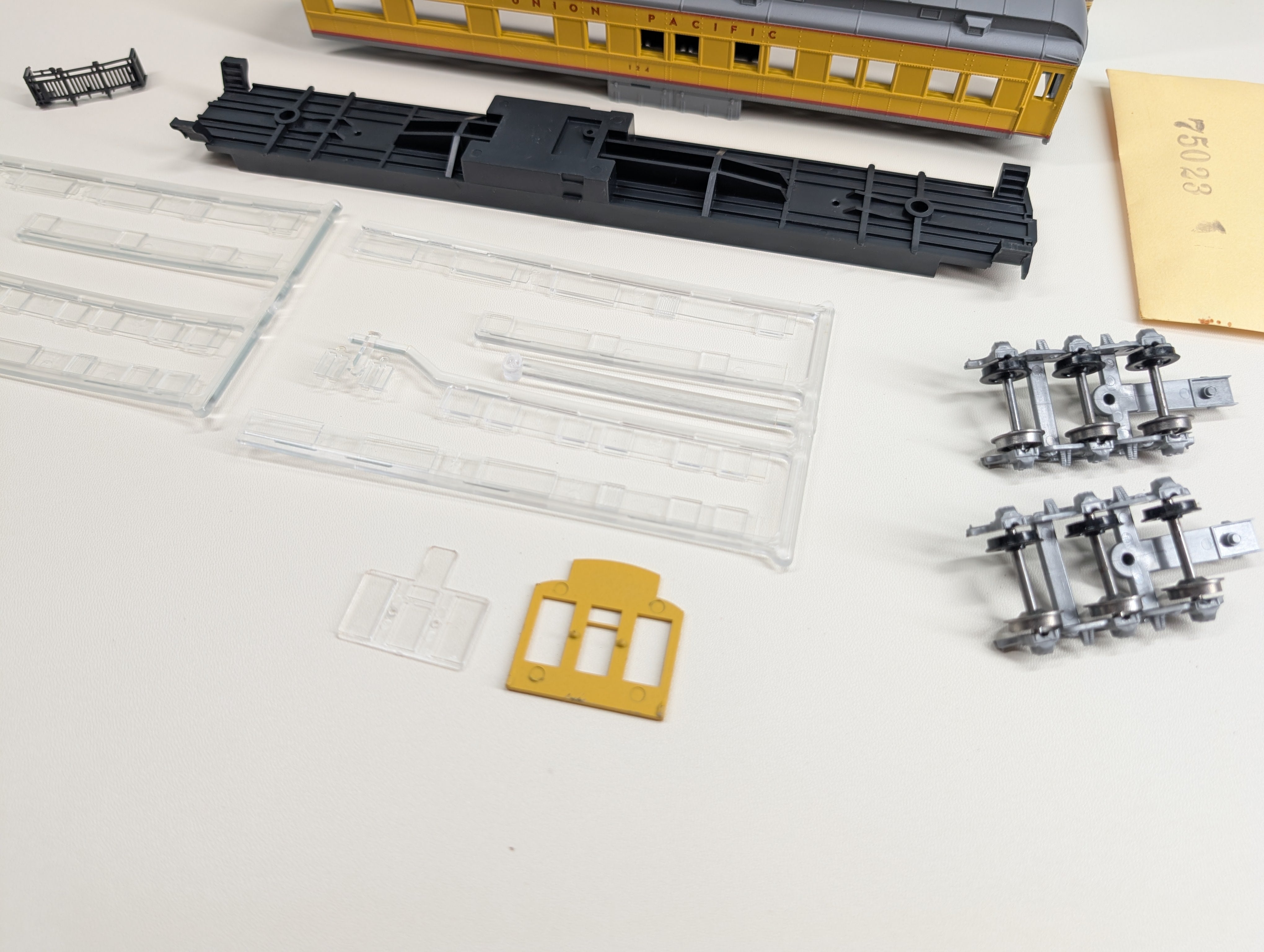 USED Athearn 2490 HO Scale STD Observation Passenger Car Union Pacific #124 KIT