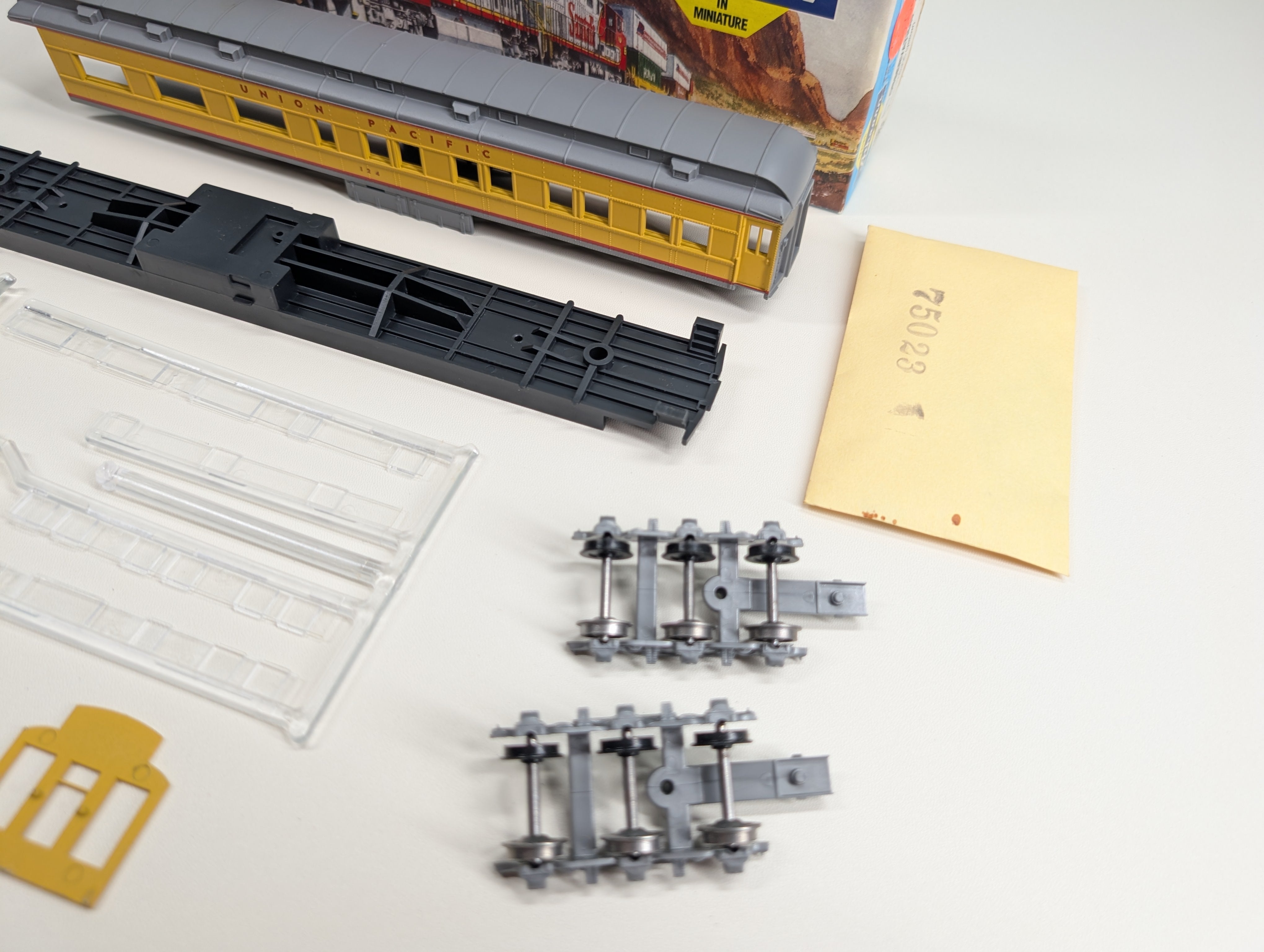 USED Athearn 2490 HO Scale STD Observation Passenger Car Union Pacific #124 KIT
