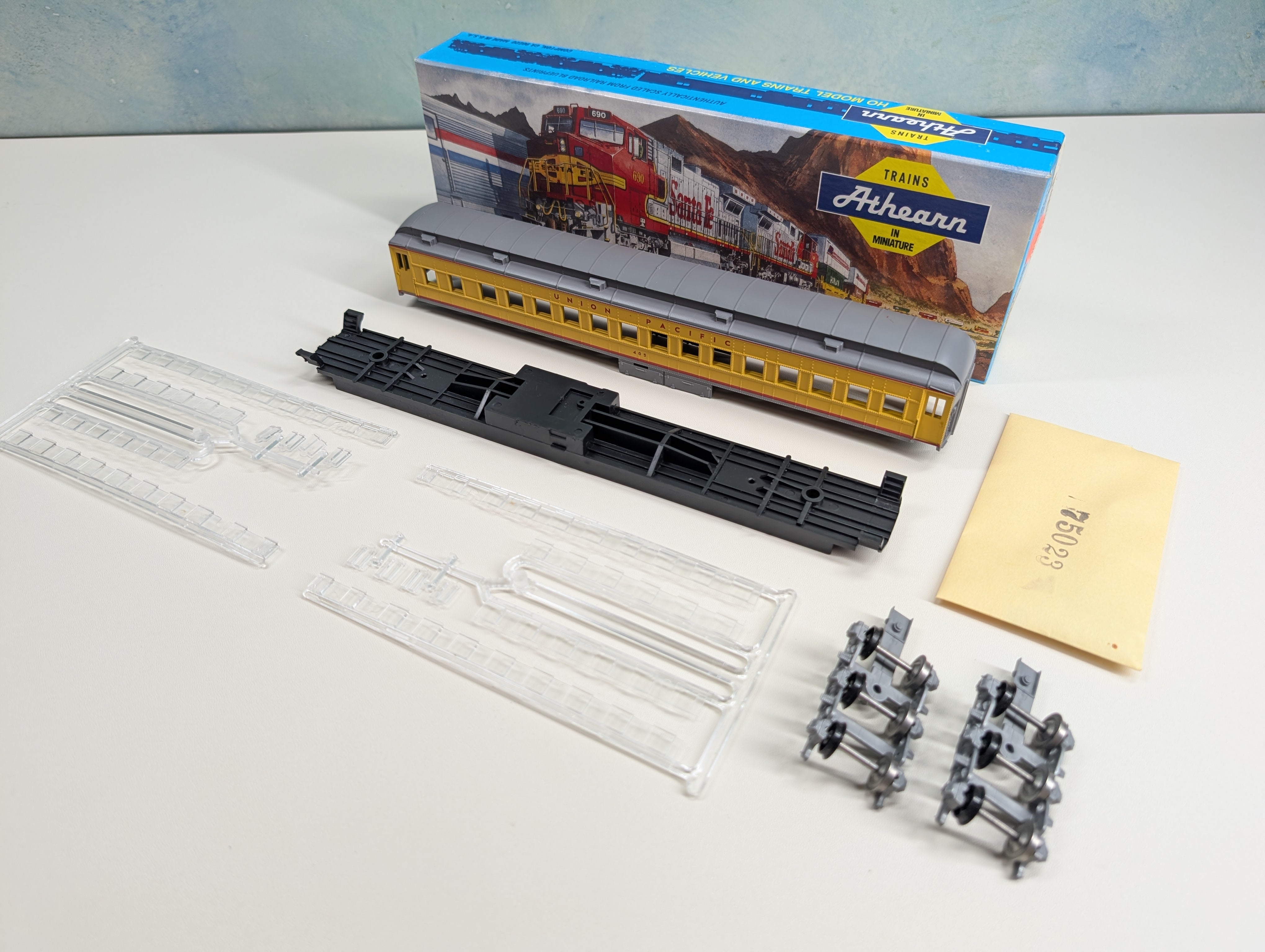 USED Athearn 2430 HO Scale STD Coach Passenger Car Union Pacific #405 KIT