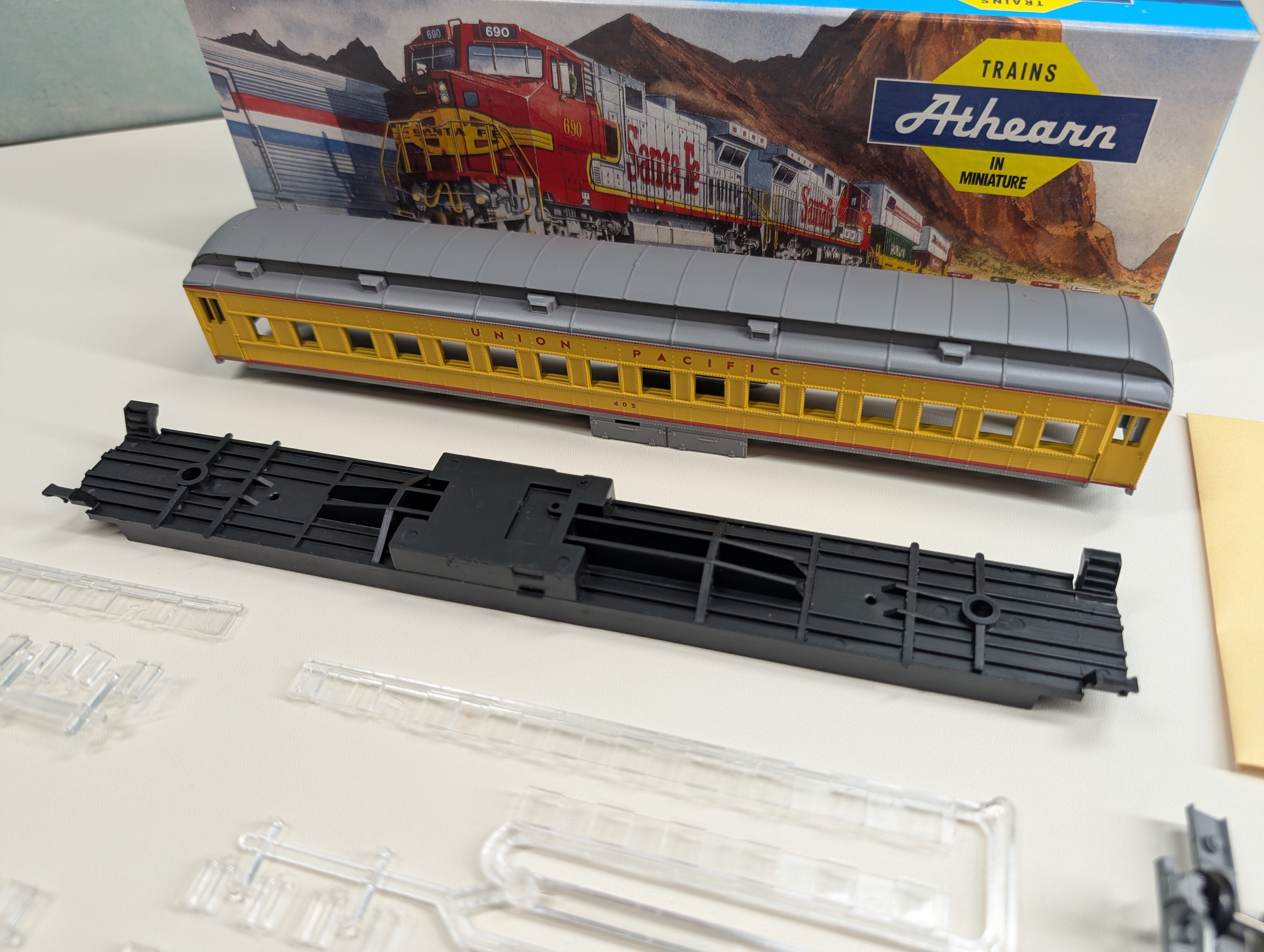 USED Athearn 2430 HO Scale STD Coach Passenger Car Union Pacific #405 KIT