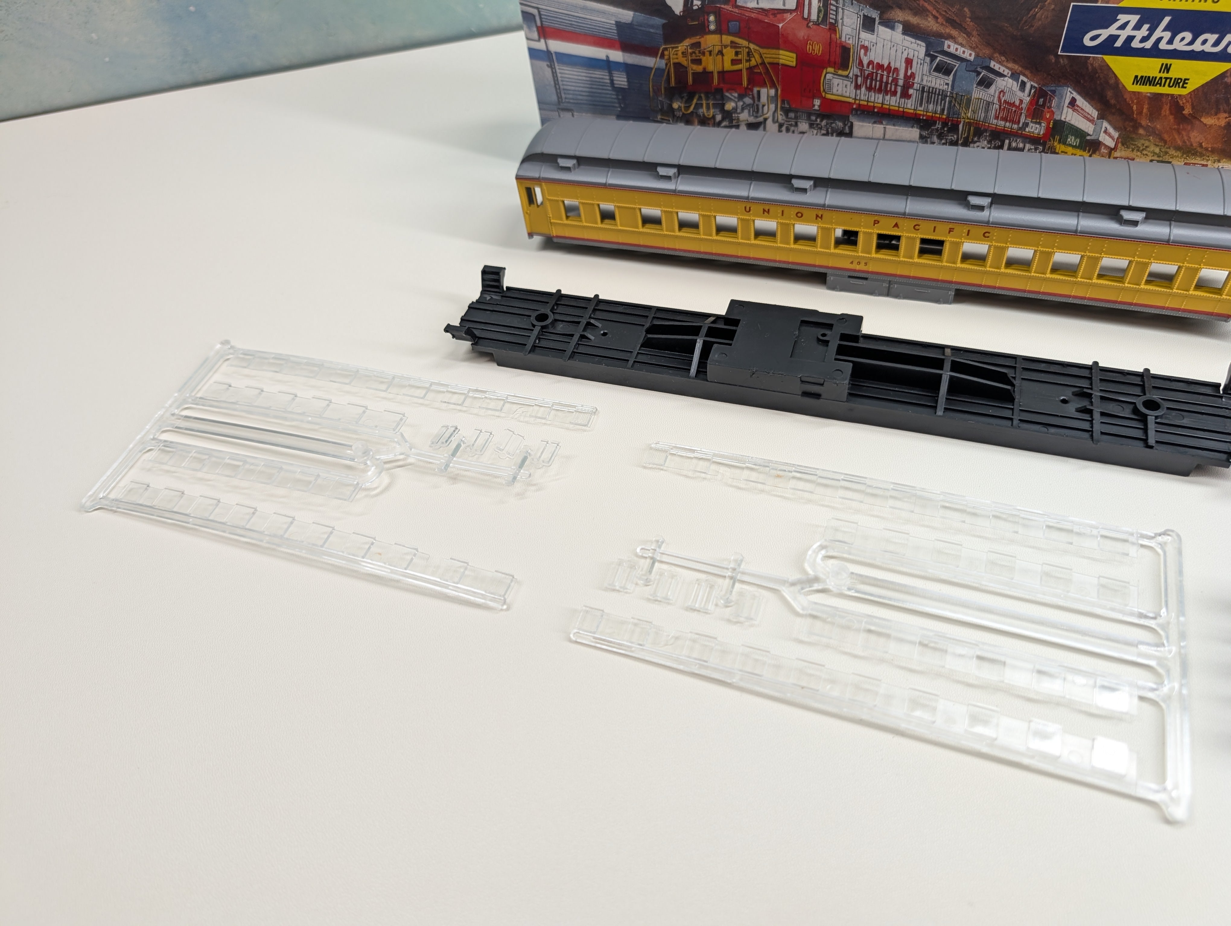 USED Athearn 2430 HO Scale STD Coach Passenger Car Union Pacific #405 KIT