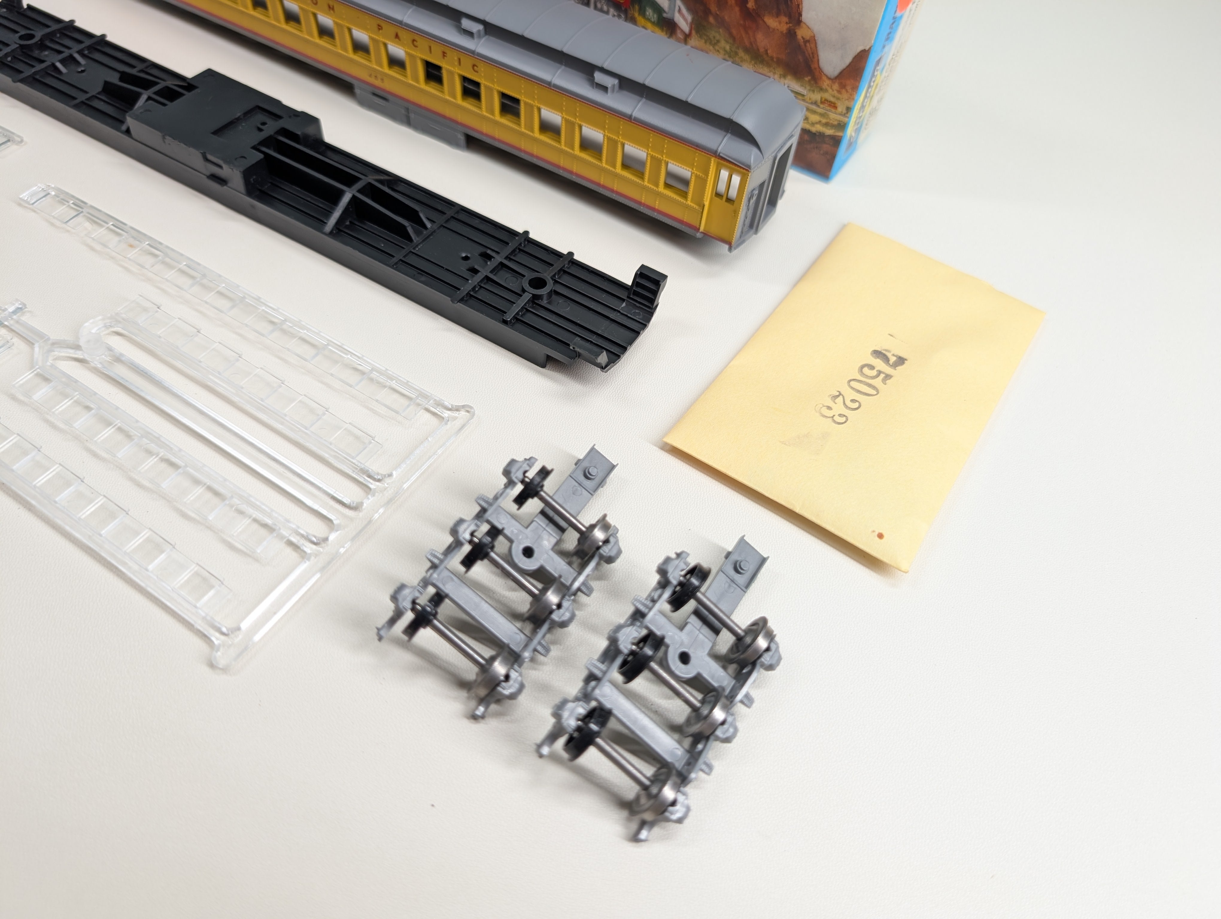 USED Athearn 2430 HO Scale STD Coach Passenger Car Union Pacific #405 KIT