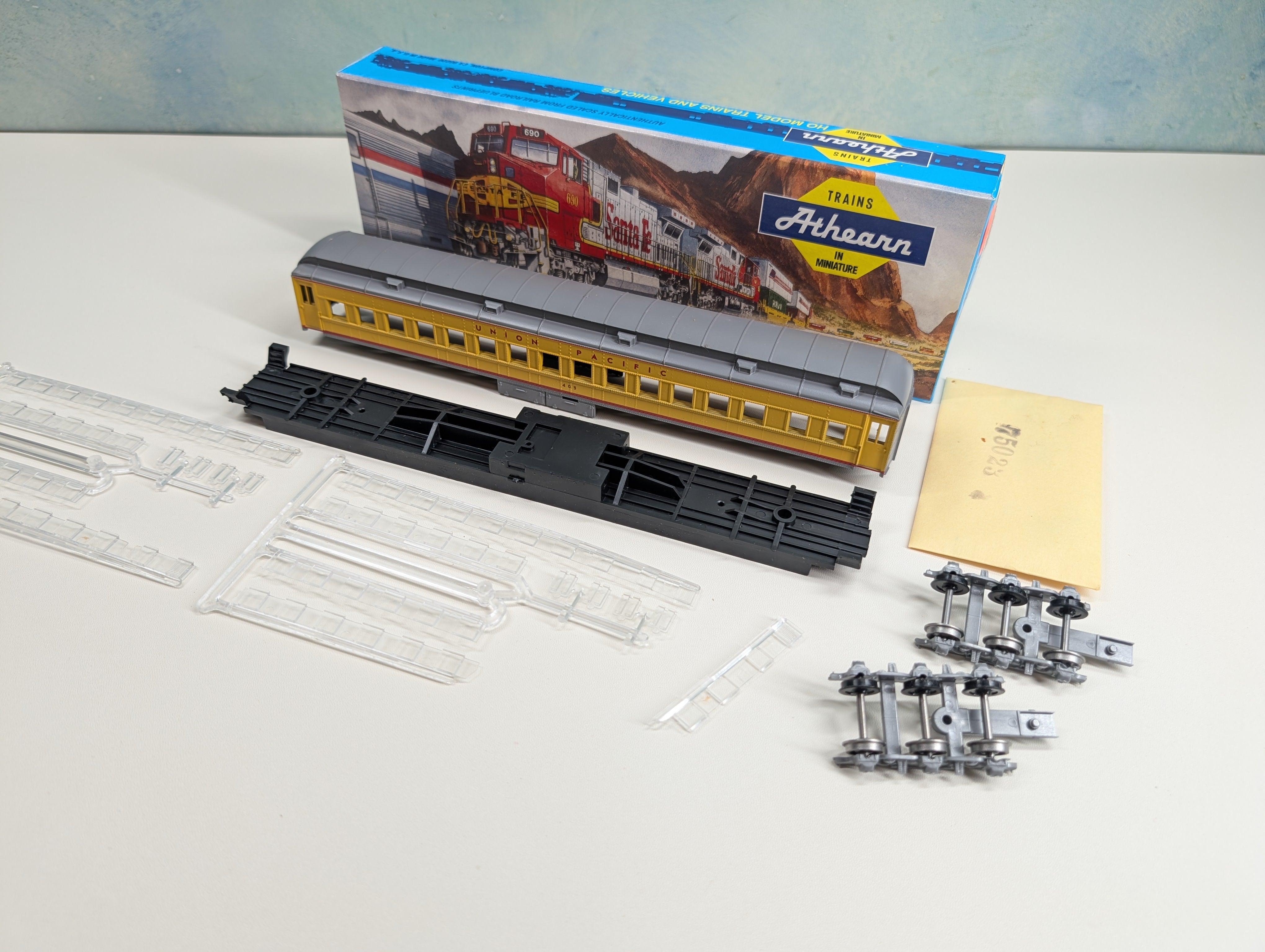 USED Athearn 2430 HO Scale STD Coach Passenger Car Union Pacific #405 KIT