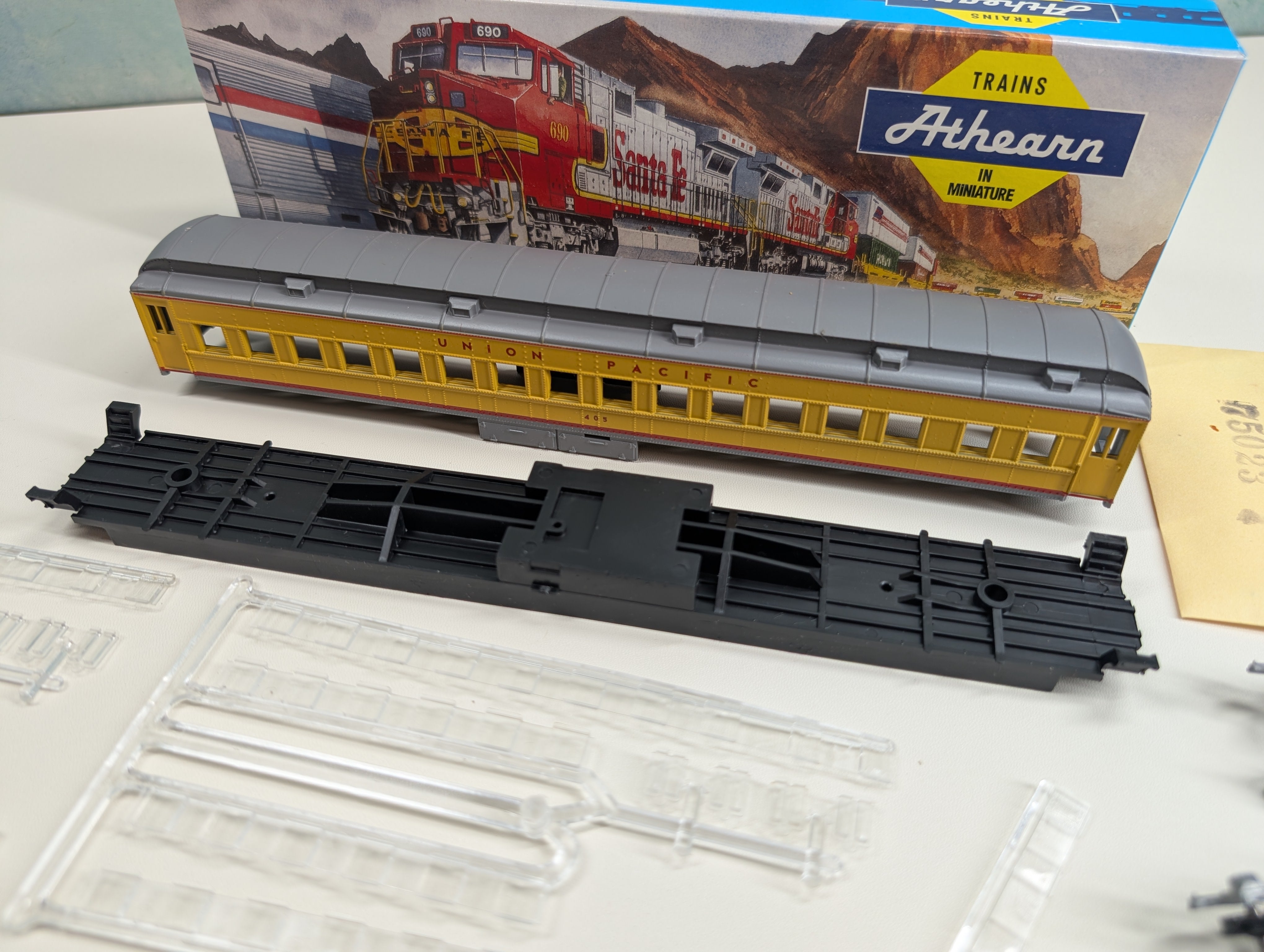 USED Athearn 2430 HO Scale STD Coach Passenger Car Union Pacific #405 KIT