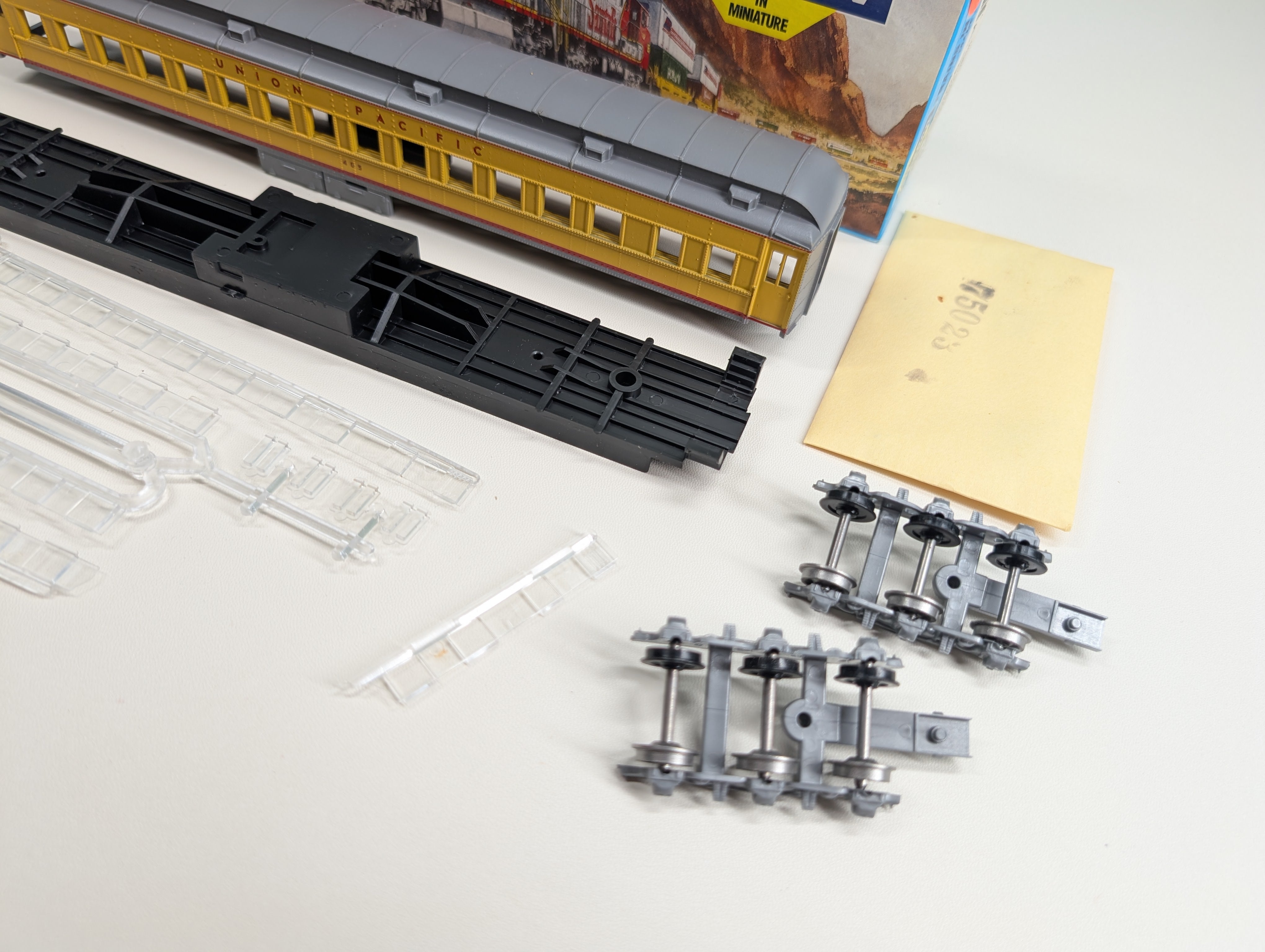 USED Athearn 2430 HO Scale STD Coach Passenger Car Union Pacific #405 KIT