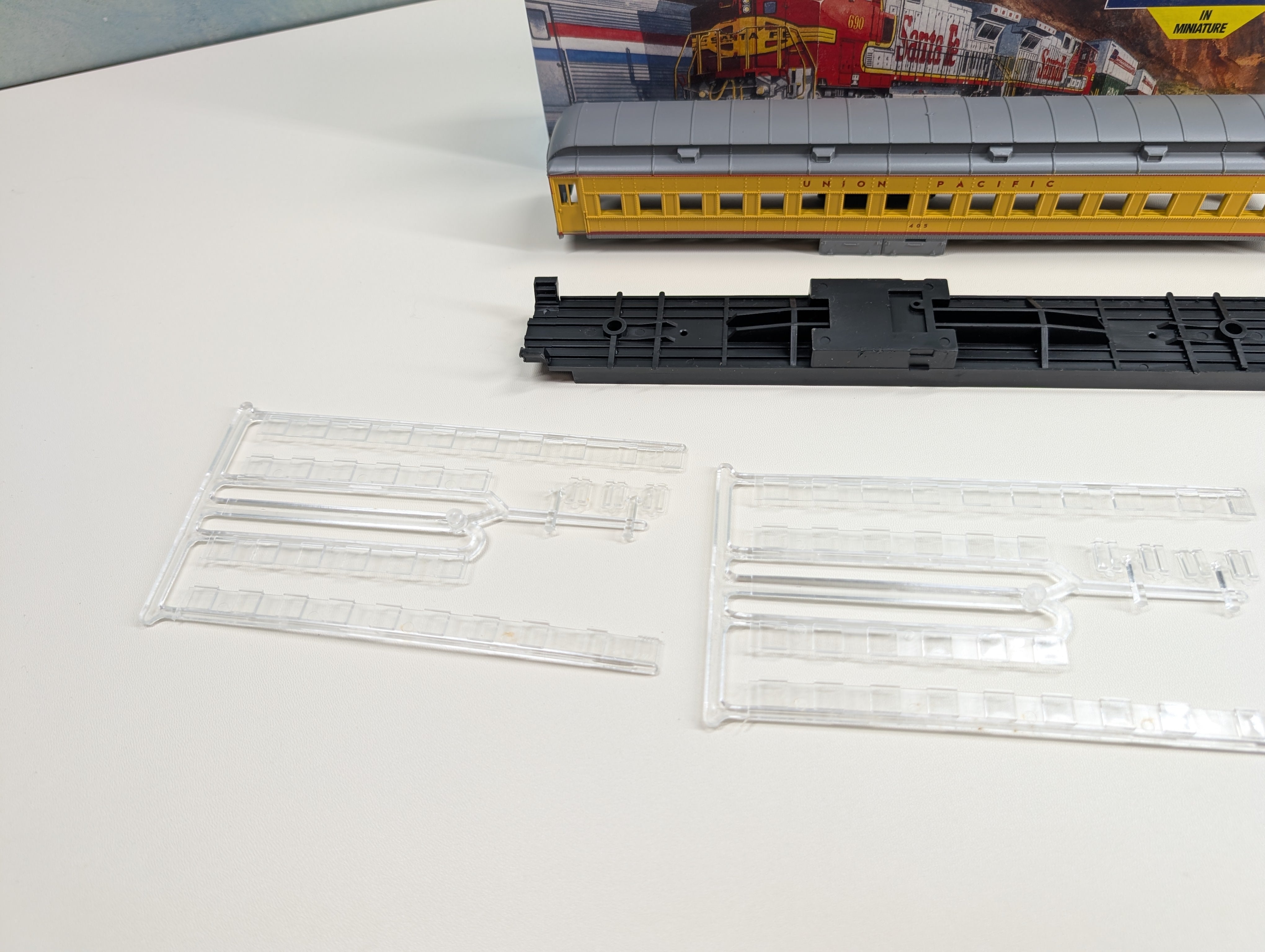 USED Athearn 2430 HO Scale STD Coach Passenger Car Union Pacific #405 KIT