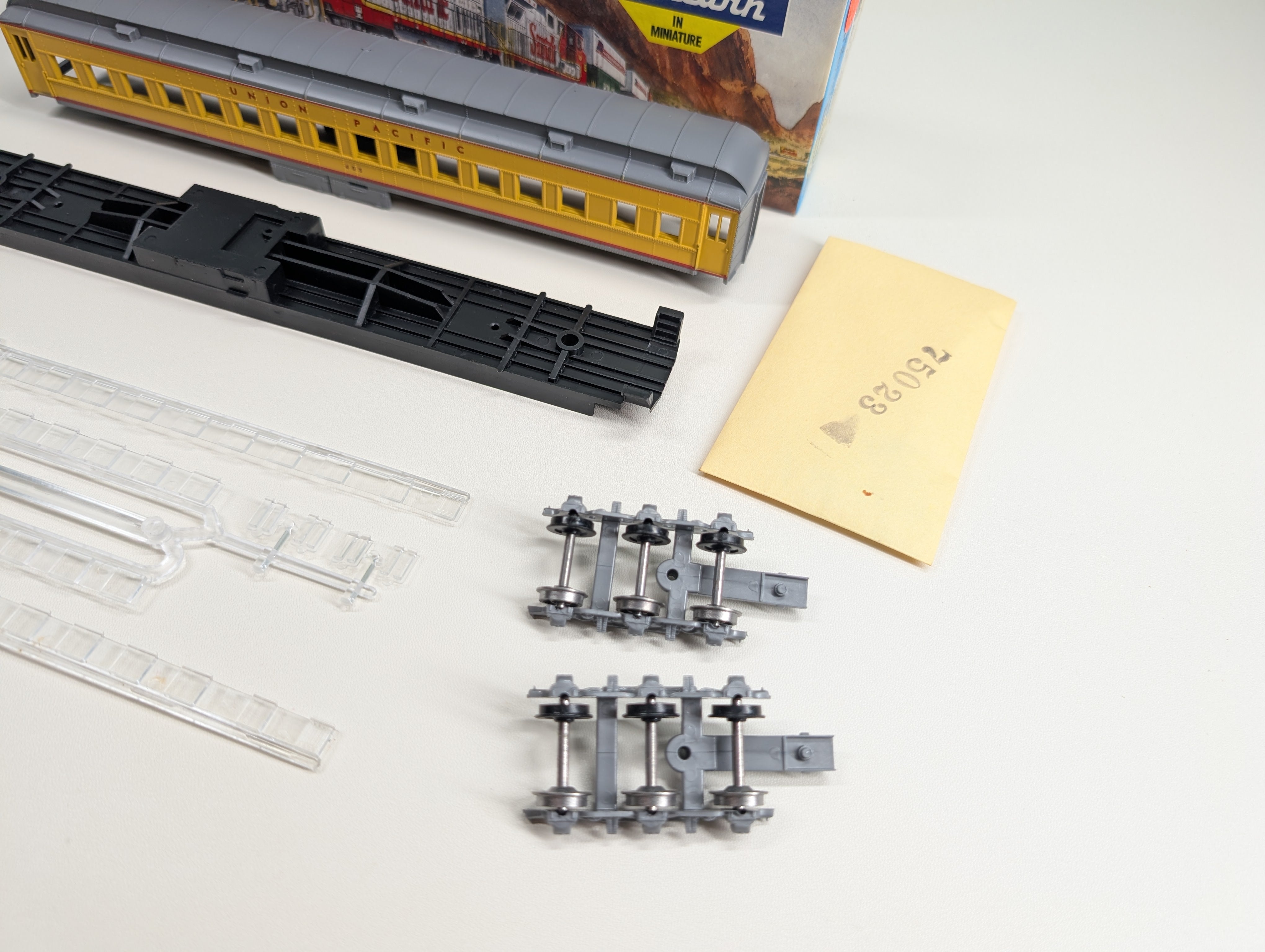 USED Athearn 2430 HO Scale STD Coach Passenger Car Union Pacific #405 KIT