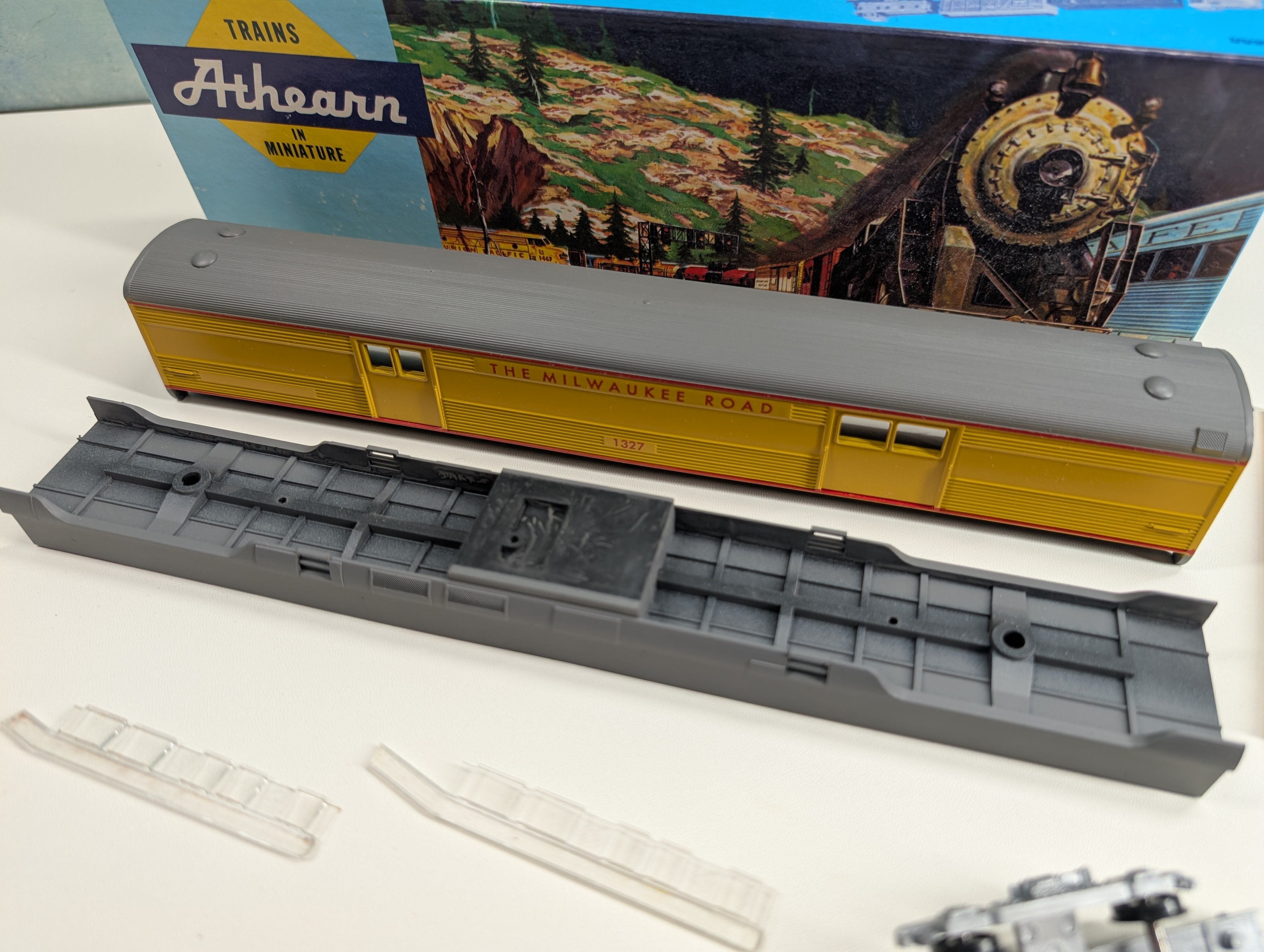 USED Athearn #5992-2 HO Scale S/L Baggage Passenger Car Milwaukee Road #1327 Bev-Bel KIT