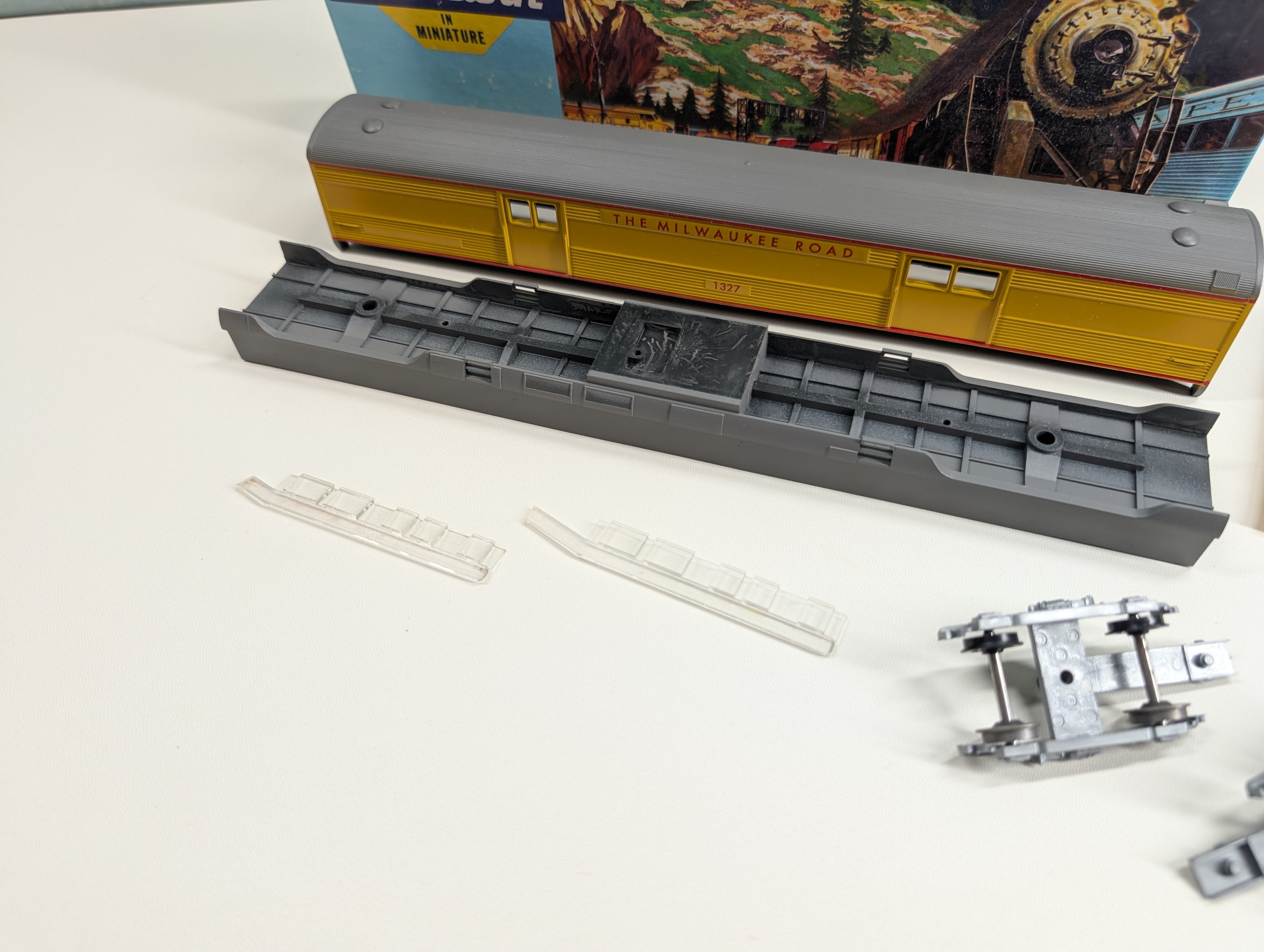 USED Athearn #5992-2 HO Scale S/L Baggage Passenger Car Milwaukee Road #1327 Bev-Bel KIT