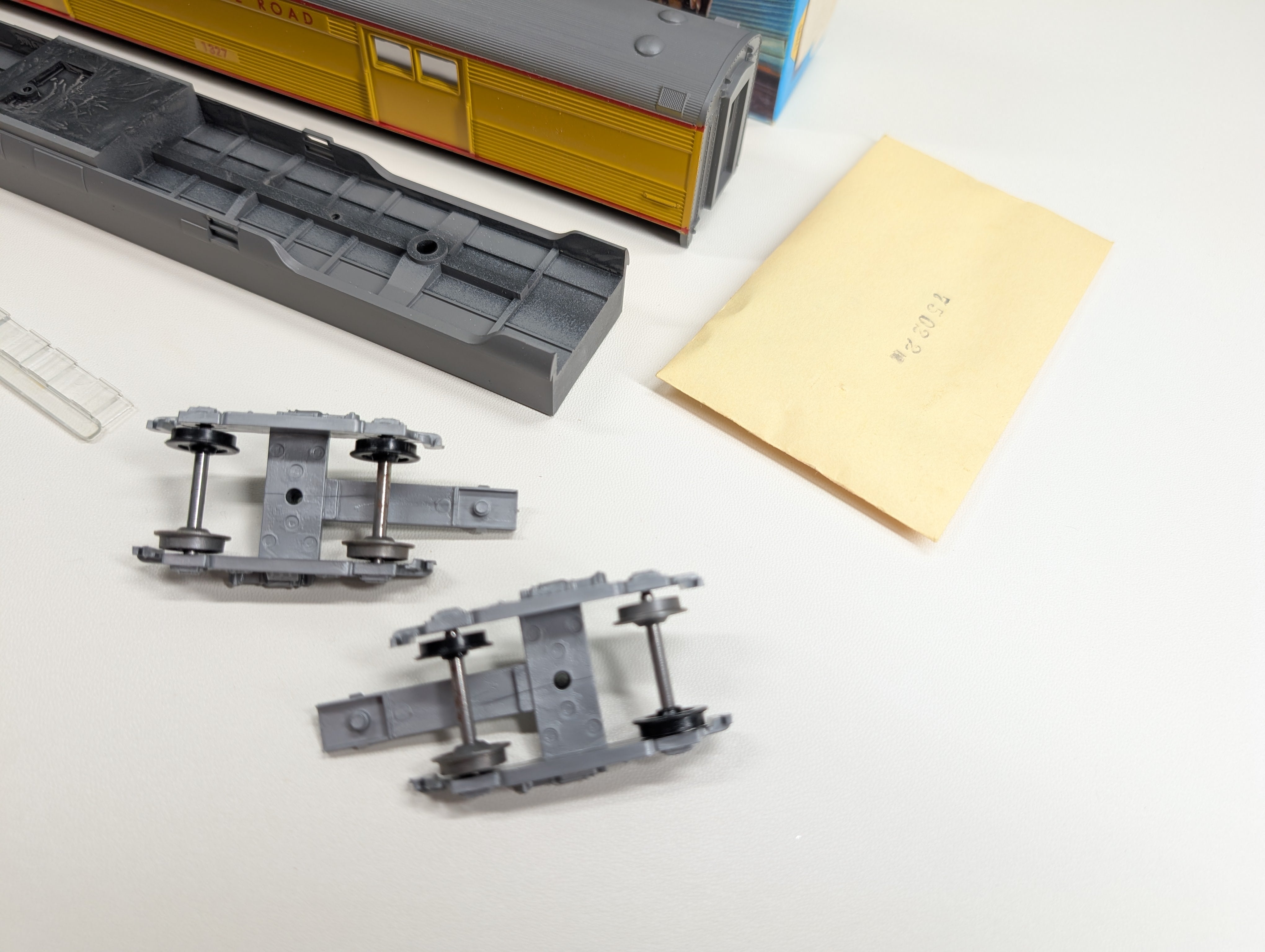 USED Athearn #5992-2 HO Scale S/L Baggage Passenger Car Milwaukee Road #1327 Bev-Bel KIT
