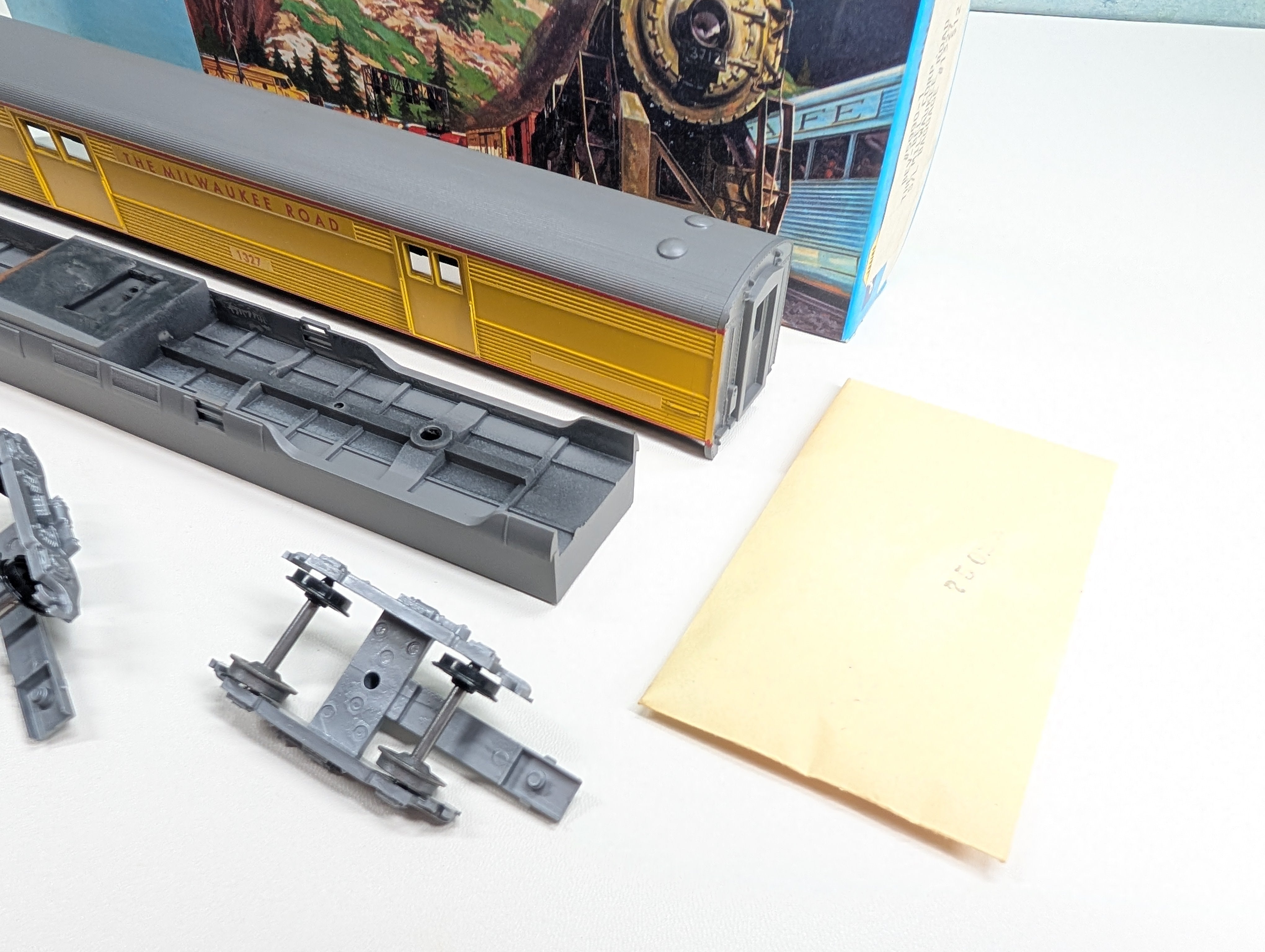 USED Athearn #5992-2 HO Scale S/L Baggage Passenger Car Milwaukee Road #1327 Bev-Bel KIT