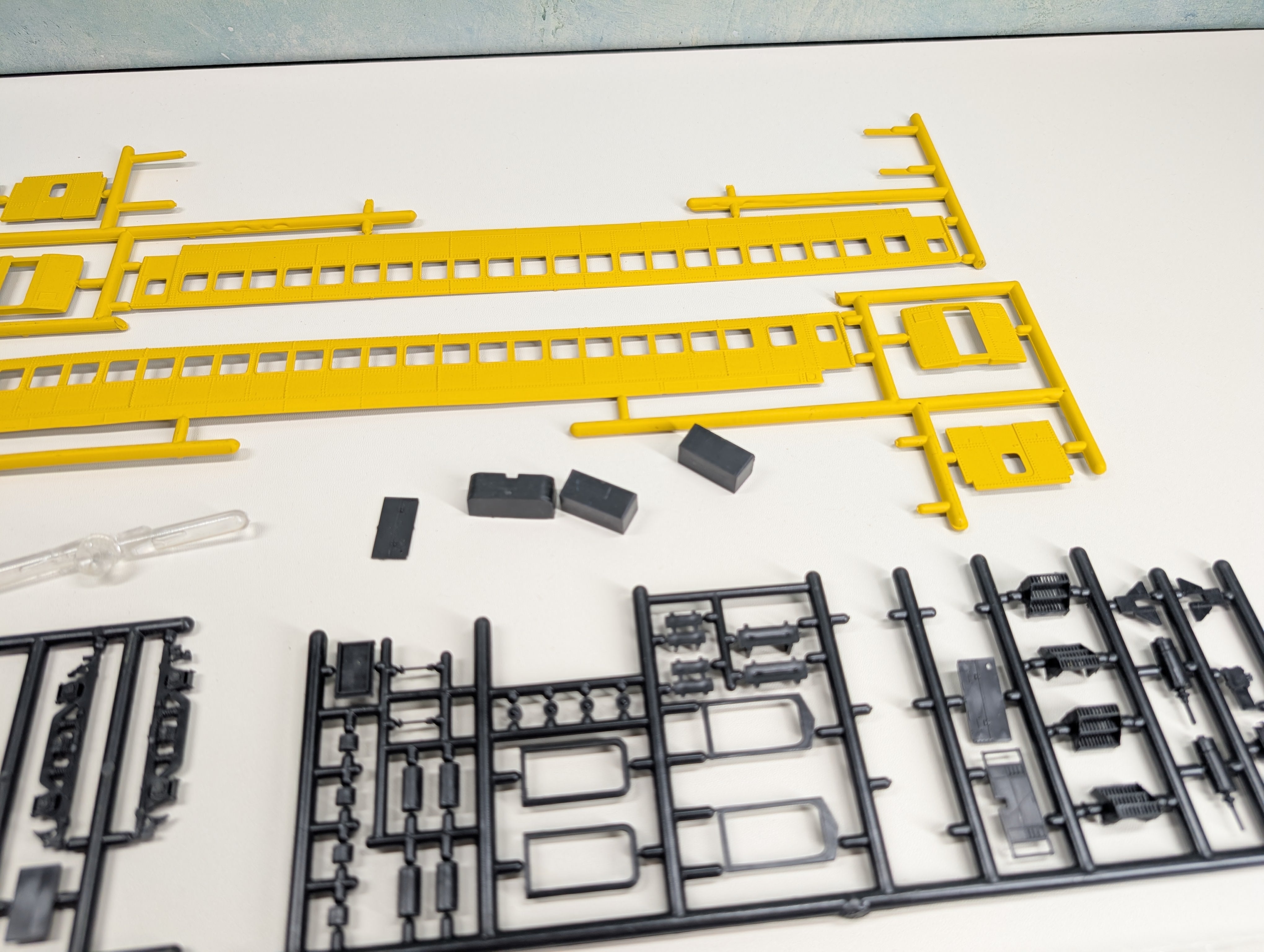 USED Eastern Car Works 1300 HO Scale Yellow Undecorated Osgood Bradley Commuter Coach Passenger Car KIT