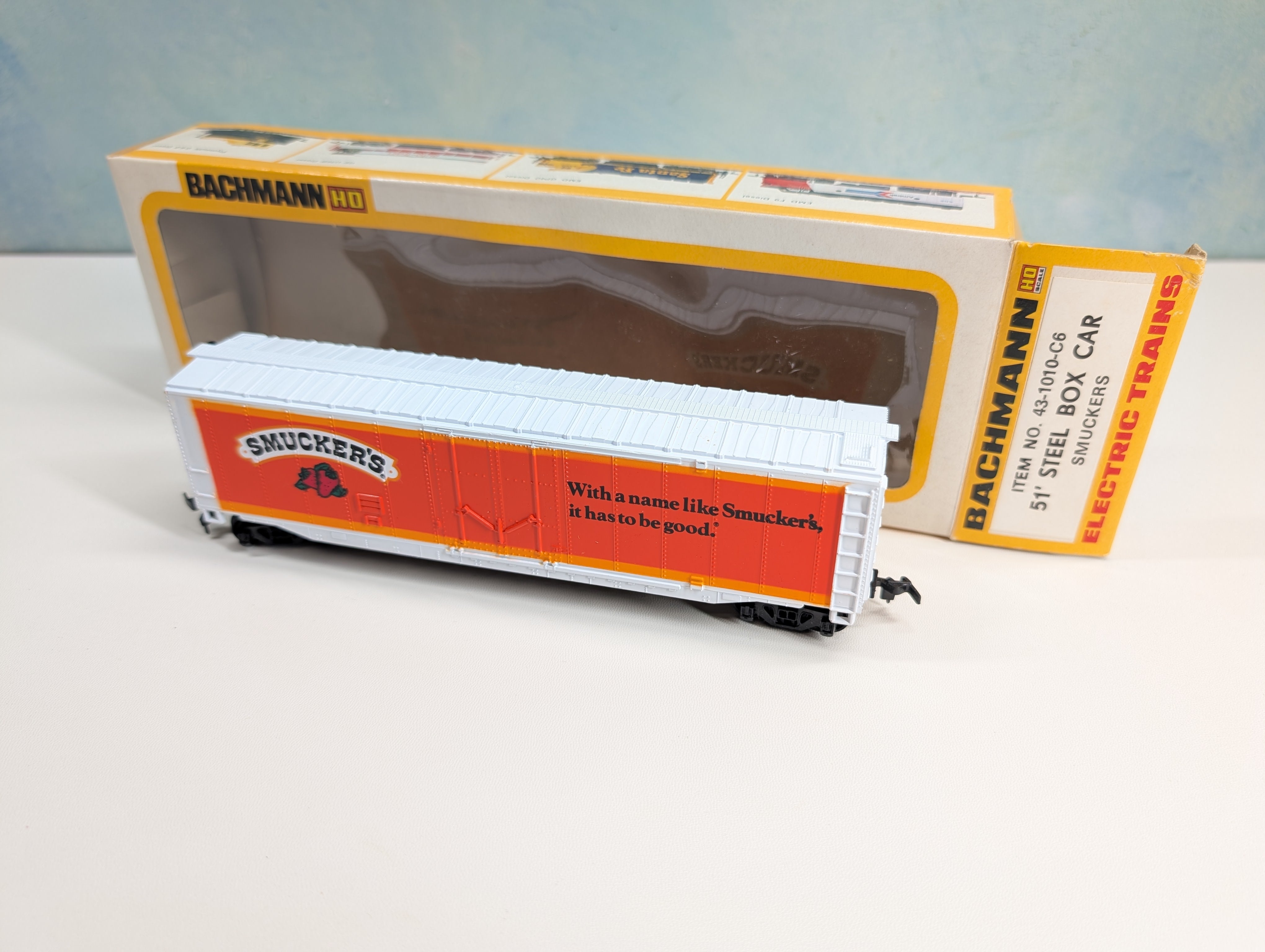 USED Bachmann #43-1010-C6 HO Scale 51' Billboard Steel Box Car Smuckers