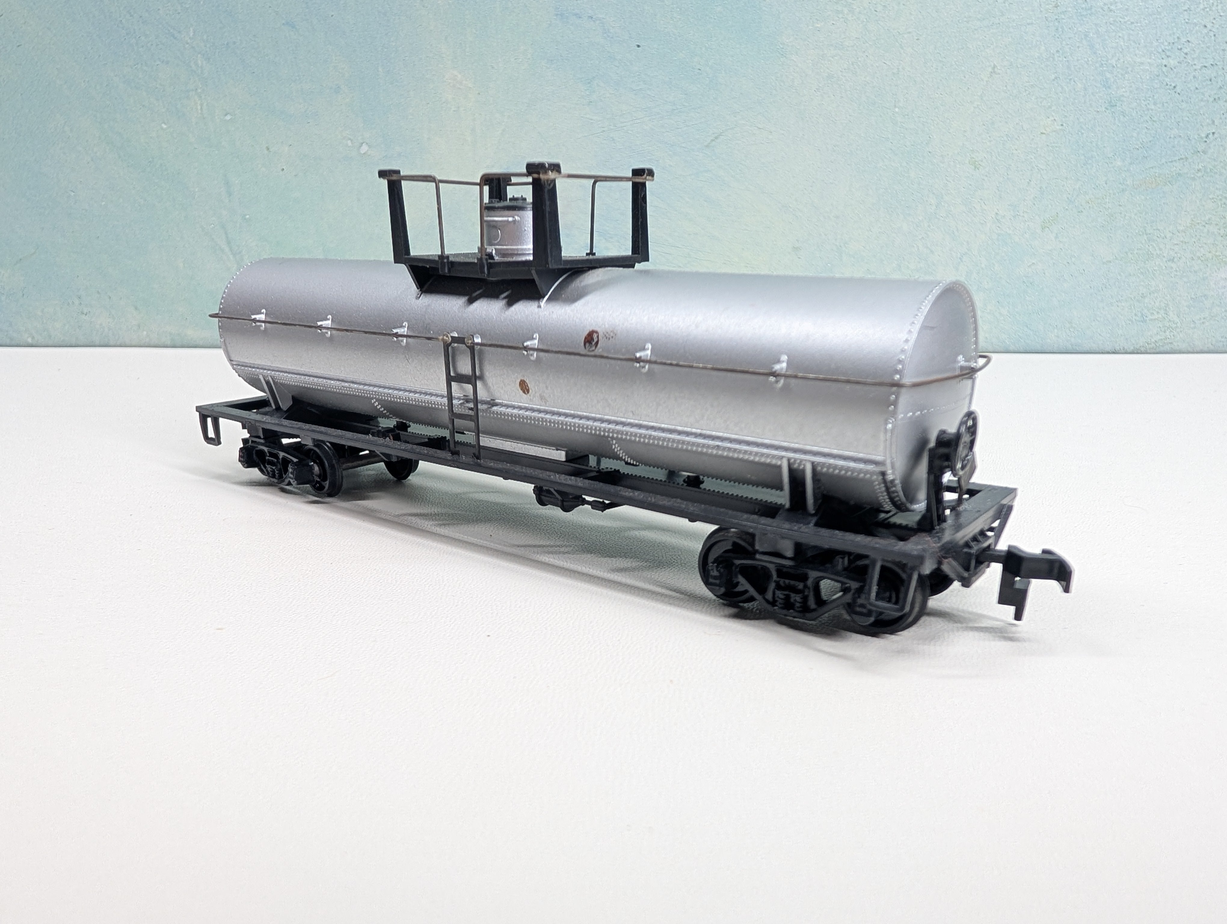USED Athearn HO Scale Gray Undecorated Tank Car