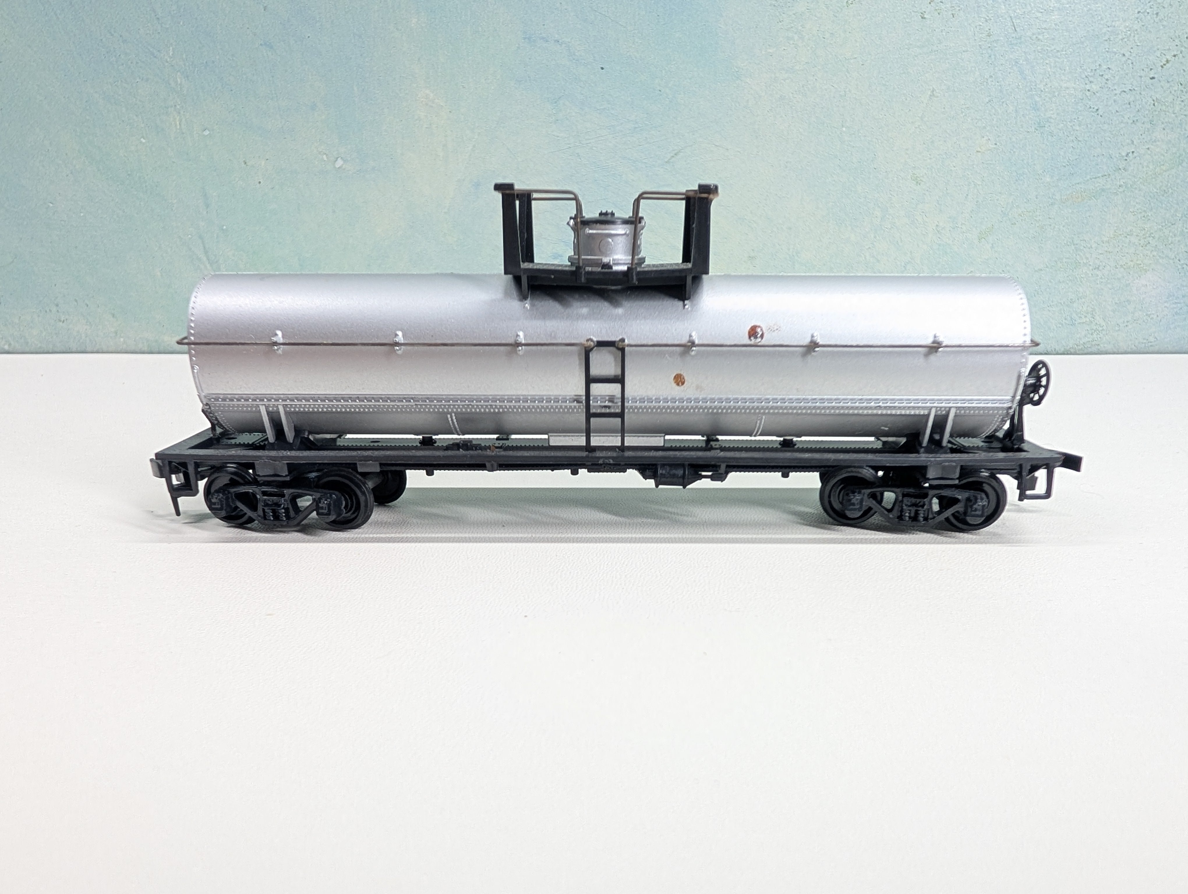 USED Athearn HO Scale Gray Undecorated Tank Car