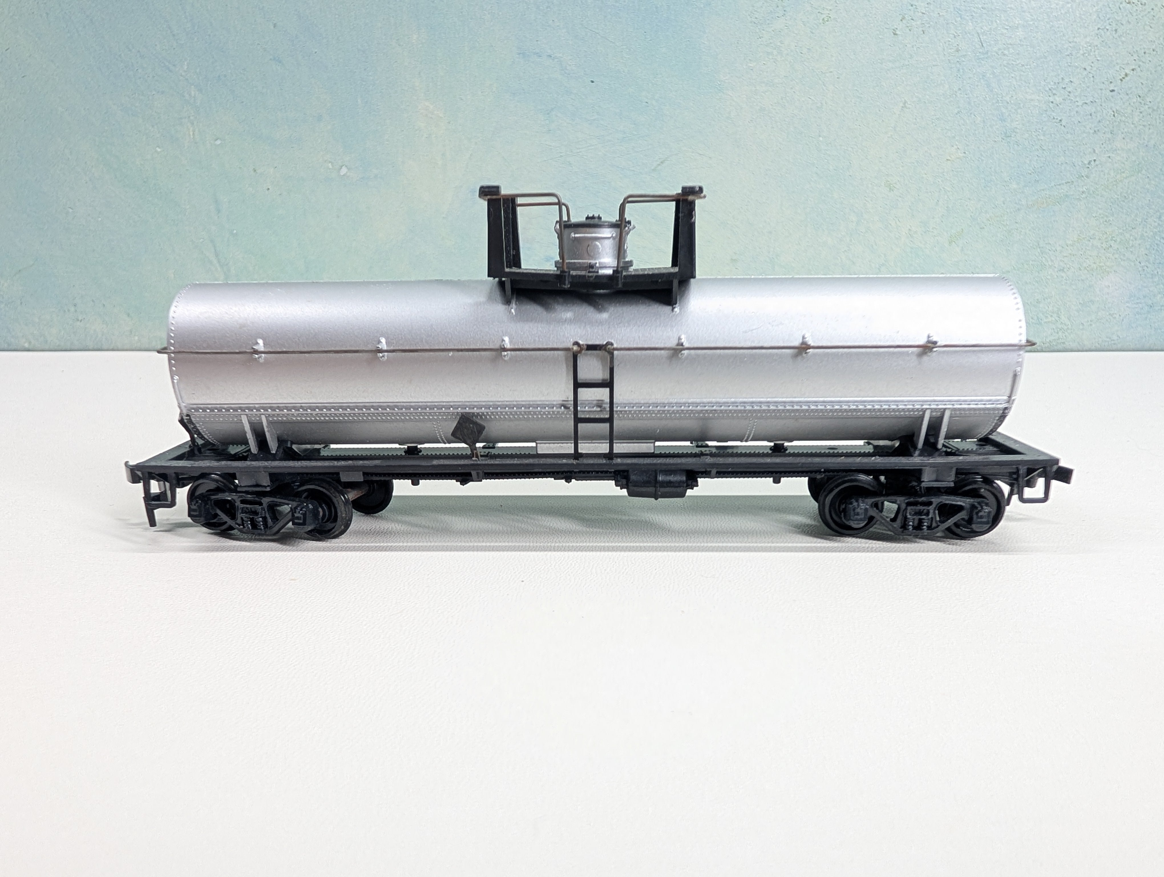 USED Athearn HO Scale Gray Undecorated Tank Car