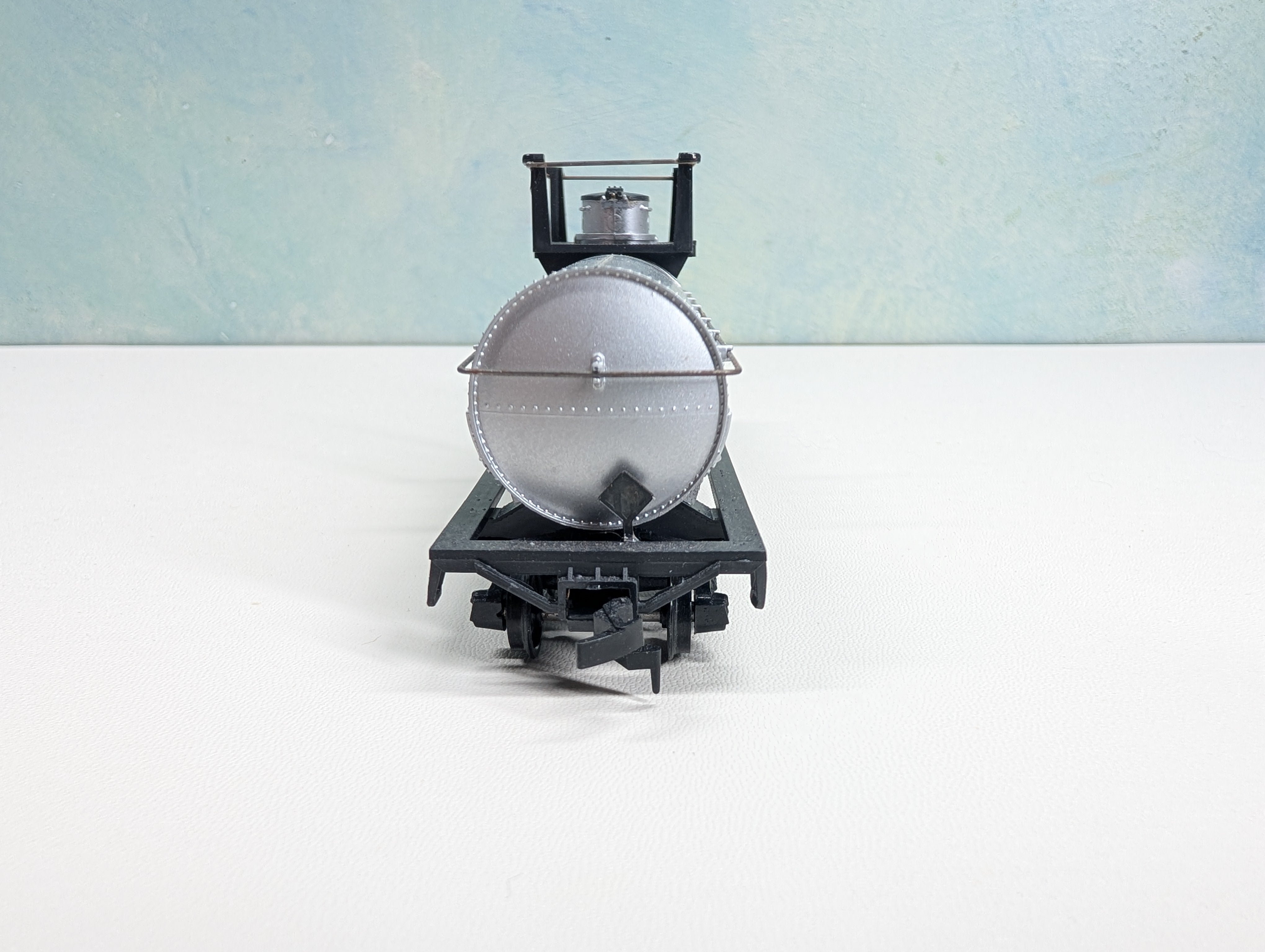 USED Athearn HO Scale Gray Undecorated Tank Car