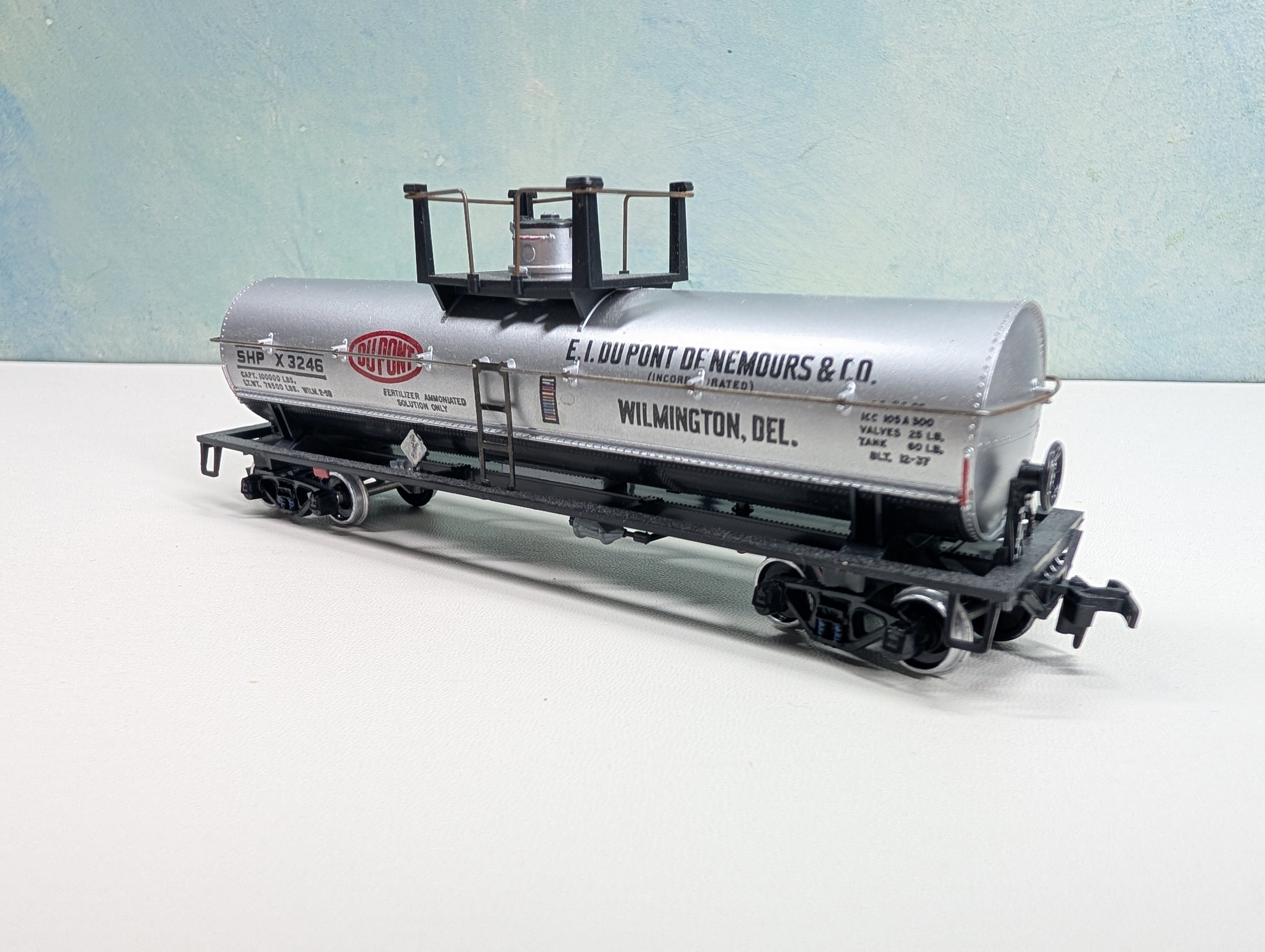USED Athearn HO Scale Tank Car DuPont SHPX #3246