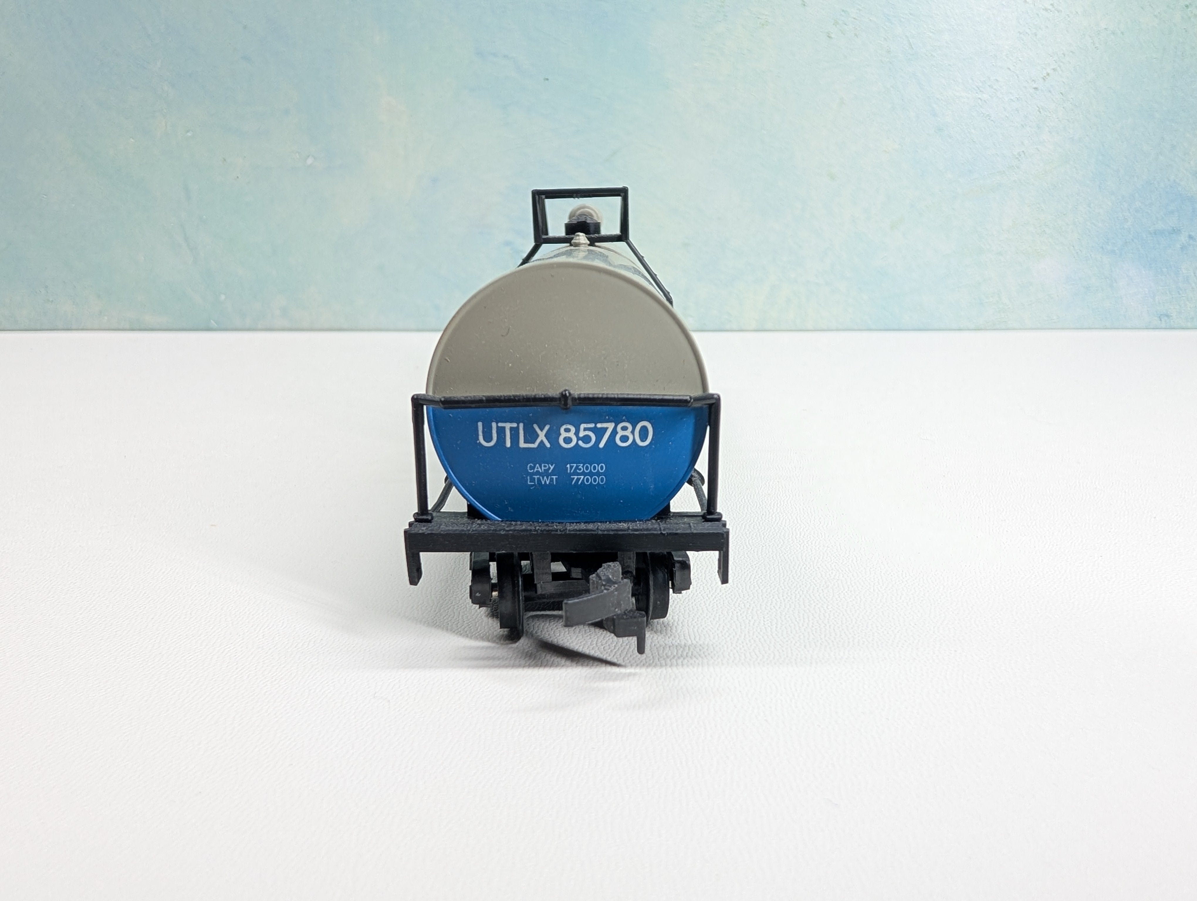 USED AHM HO Scale Tank Car DuPont UTLX #85780