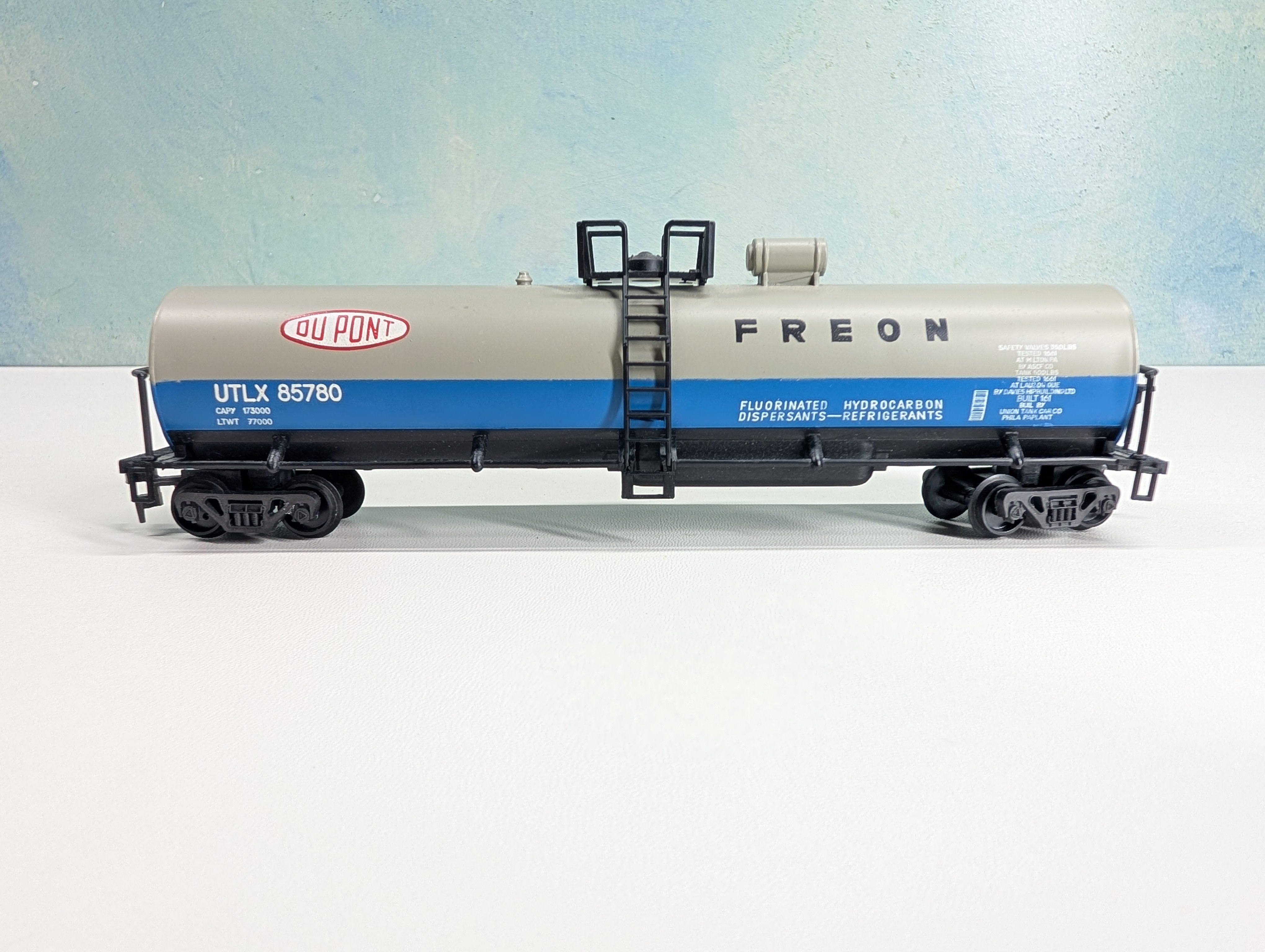 USED AHM HO Scale Tank Car DuPont UTLX #85780