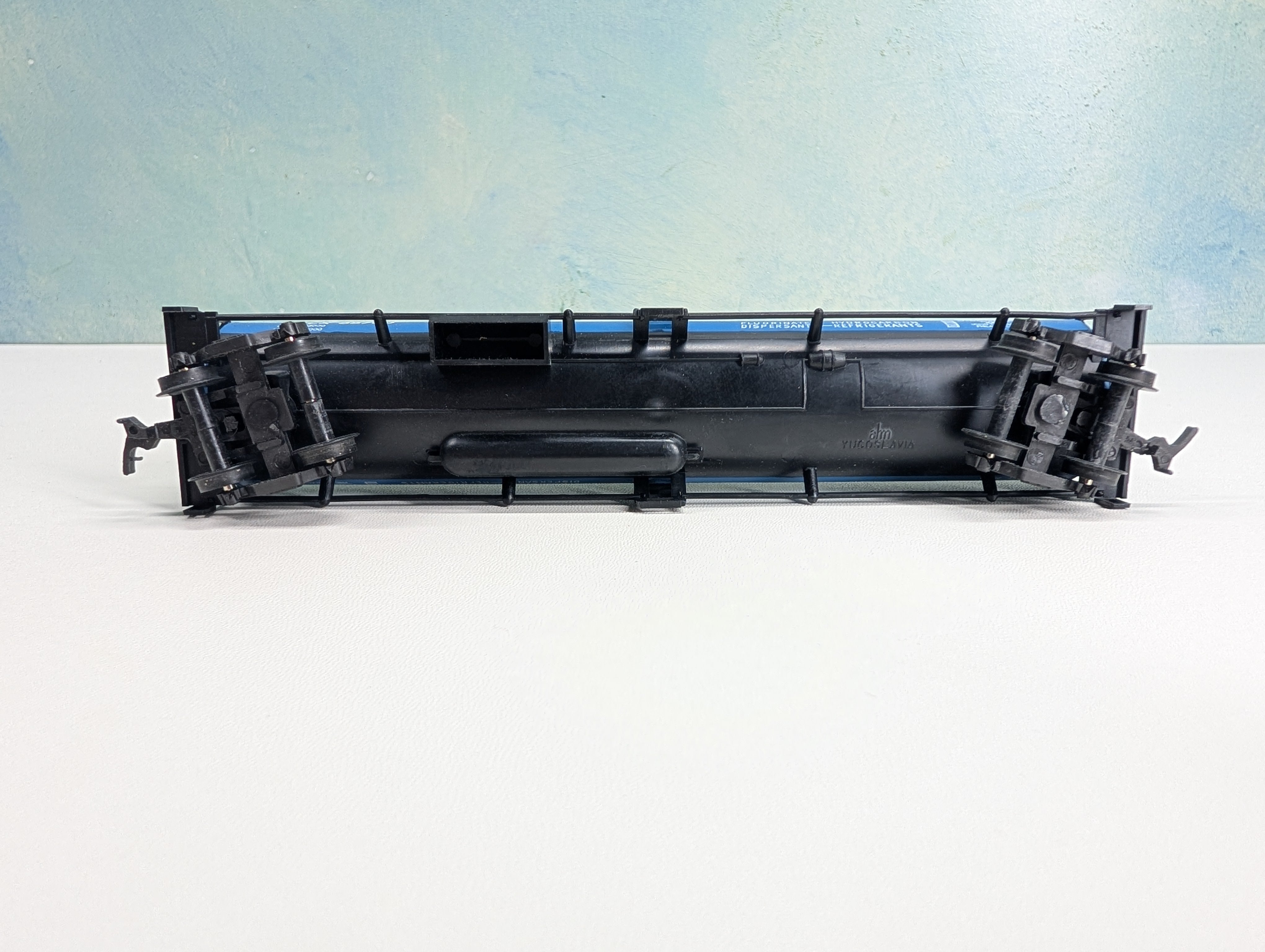 USED AHM HO Scale Tank Car DuPont UTLX #85780
