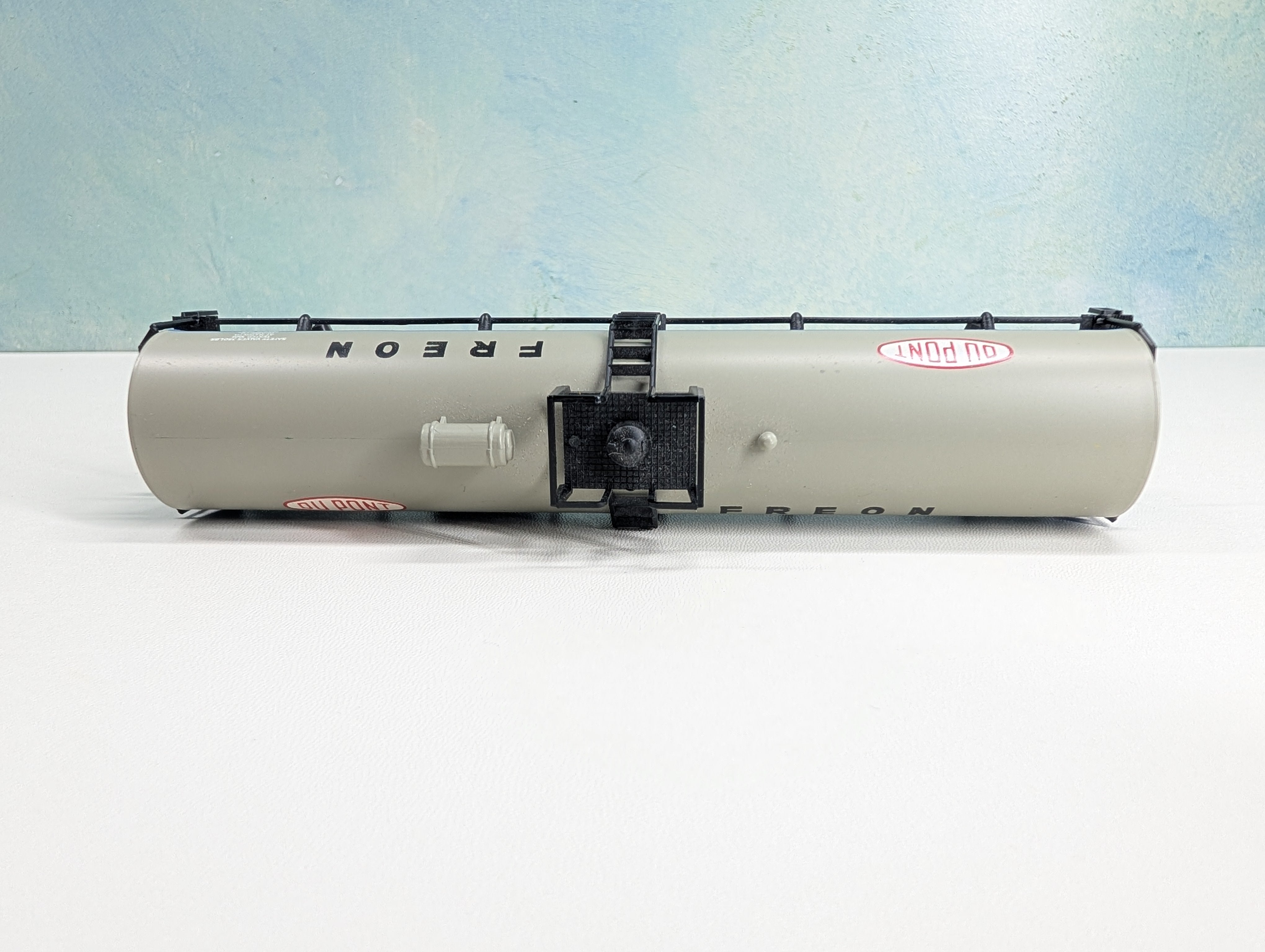 USED AHM HO Scale Tank Car DuPont UTLX #85780