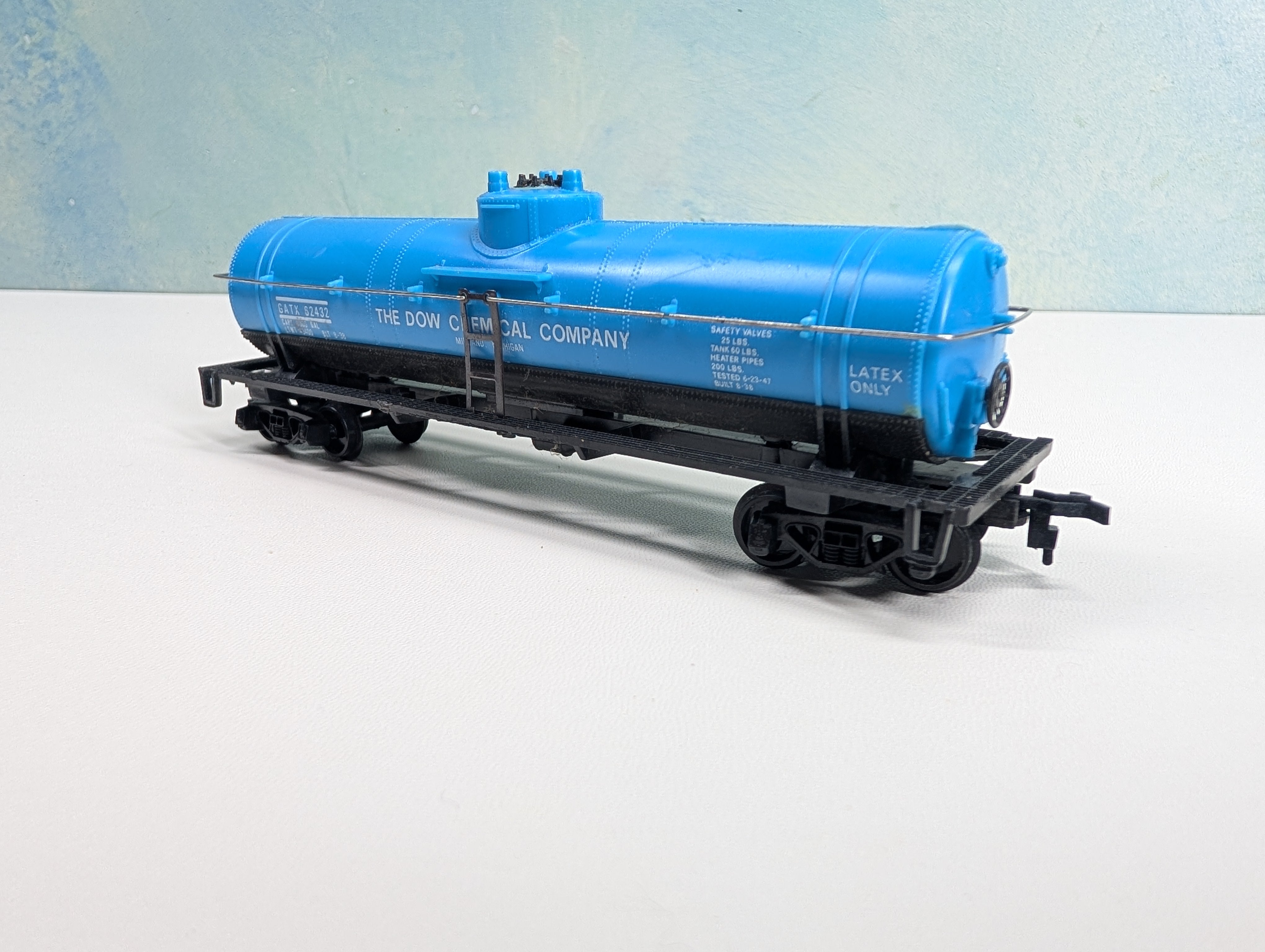 USED HO Scale Single Dome Tank Car DOW Chemical GATX #62432