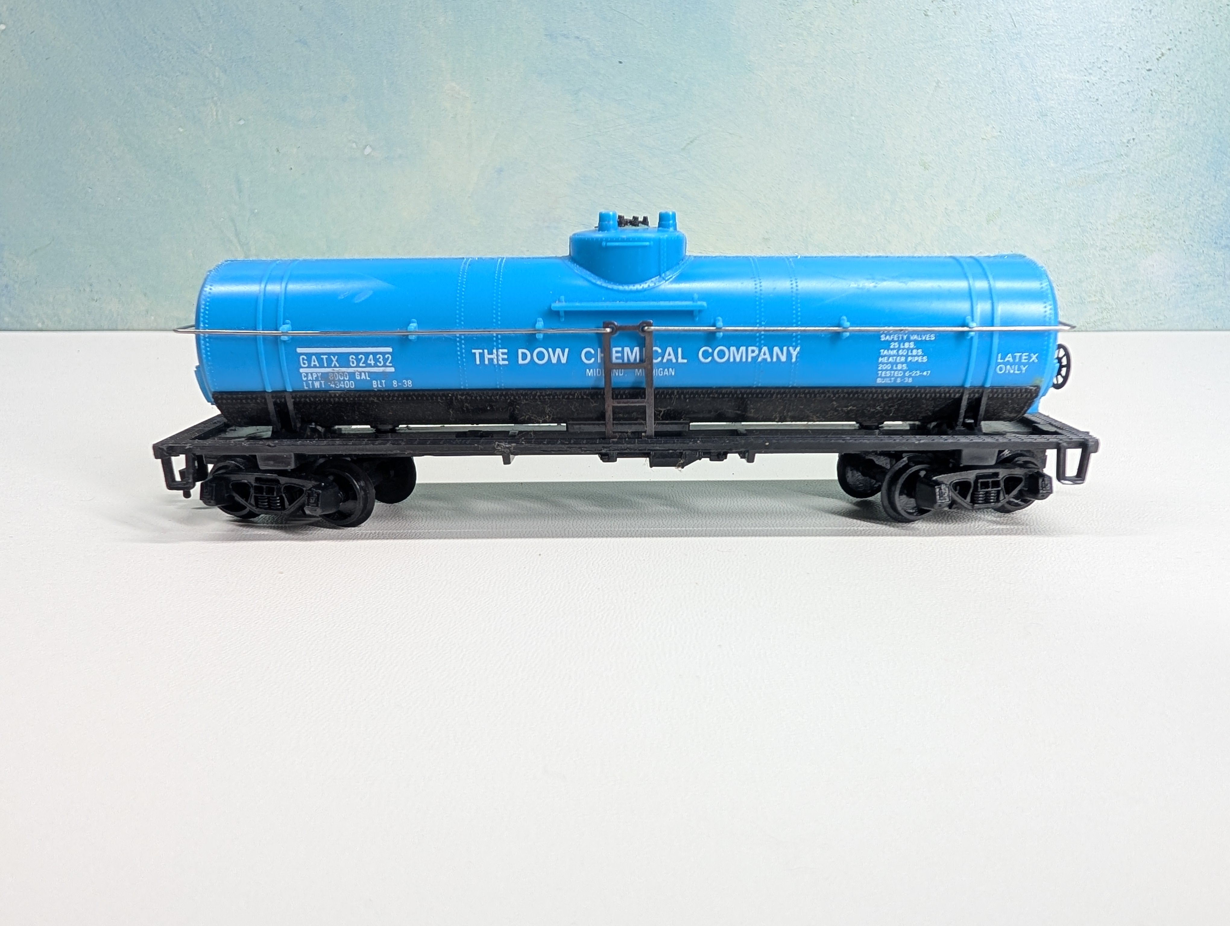 USED HO Scale Single Dome Tank Car DOW Chemical GATX #62432