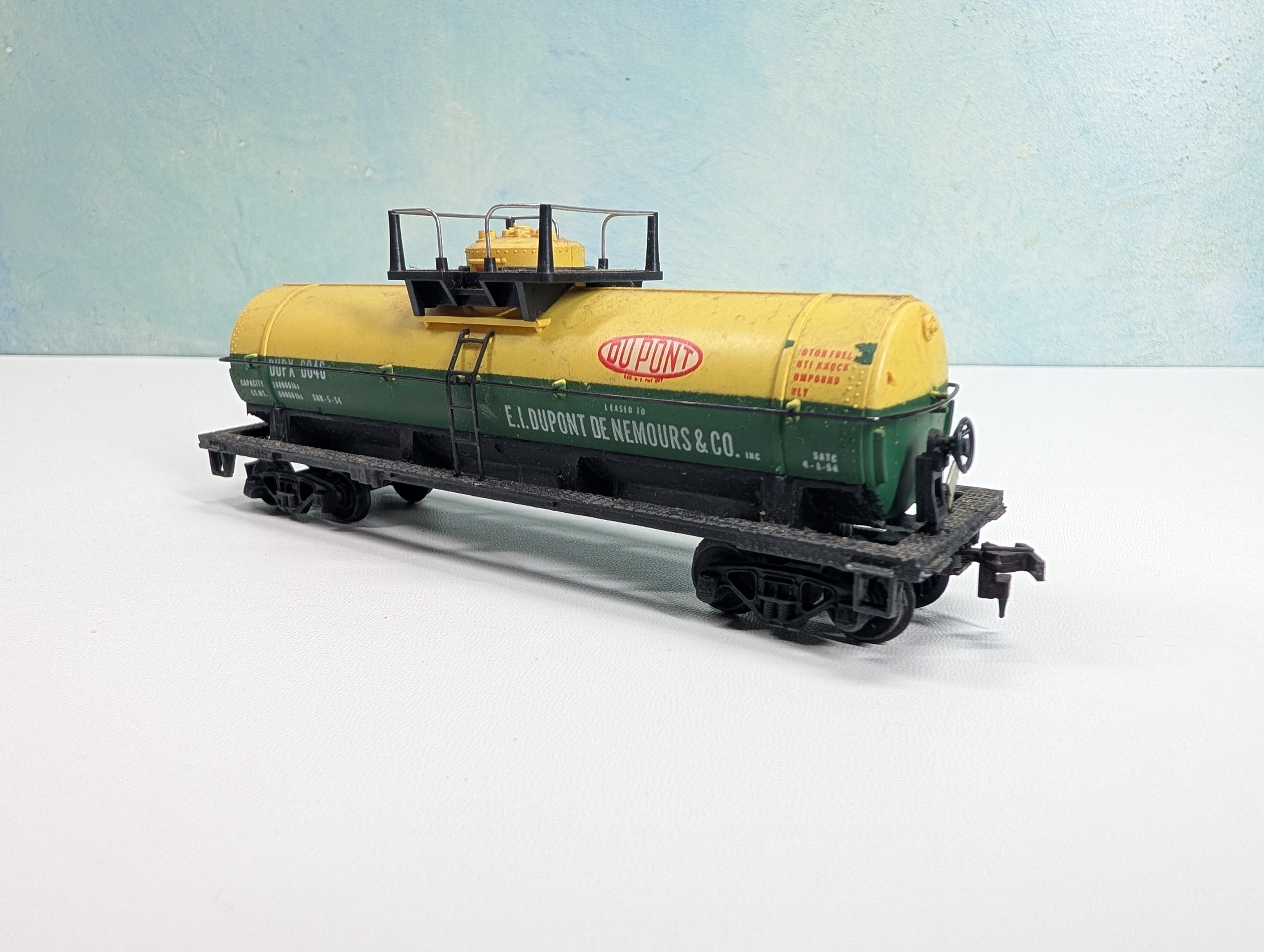 USED Mantua HO Scale Tank Car DuPont DUPX #6046