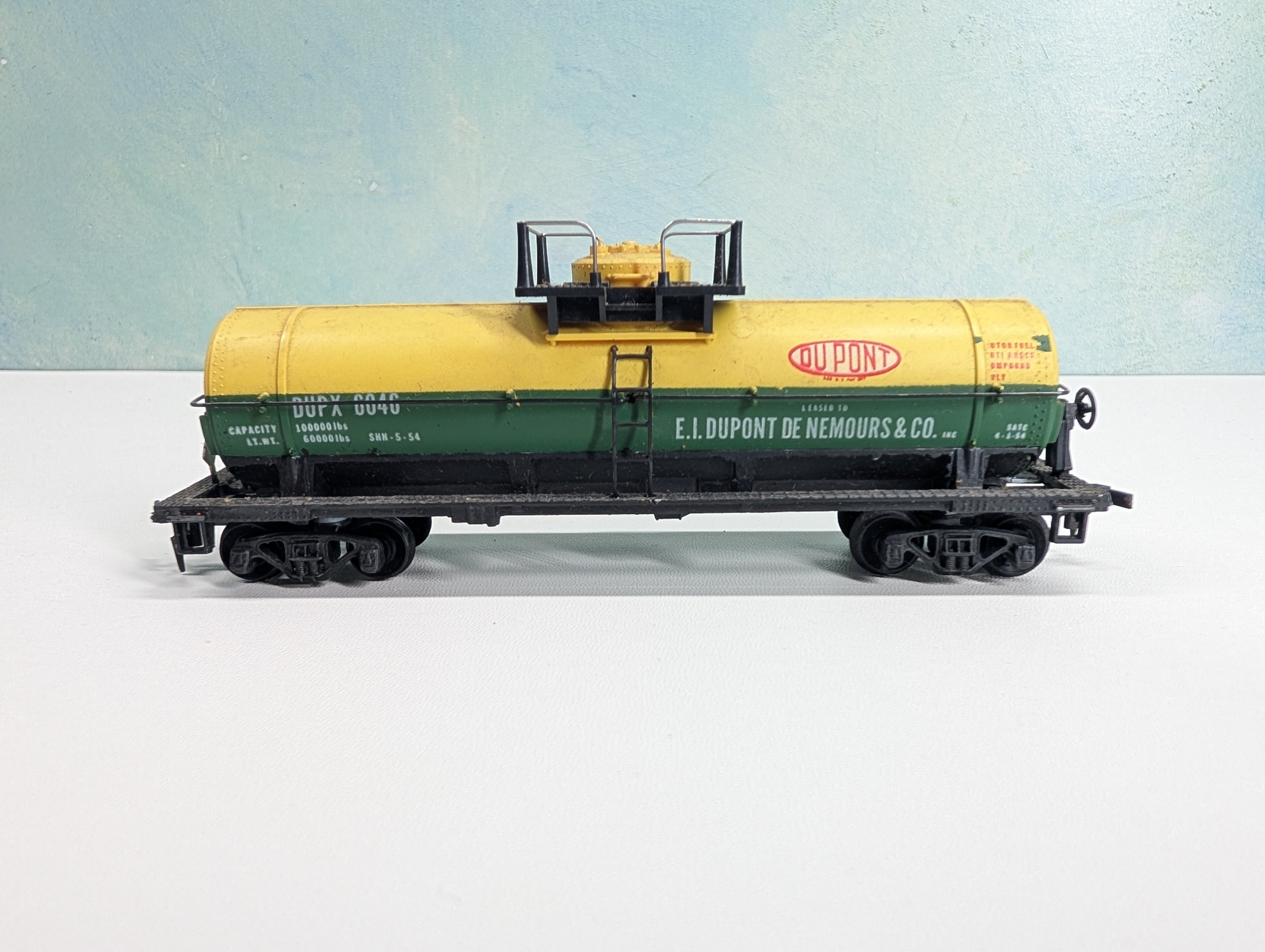 USED Mantua HO Scale Tank Car DuPont DUPX #6046
