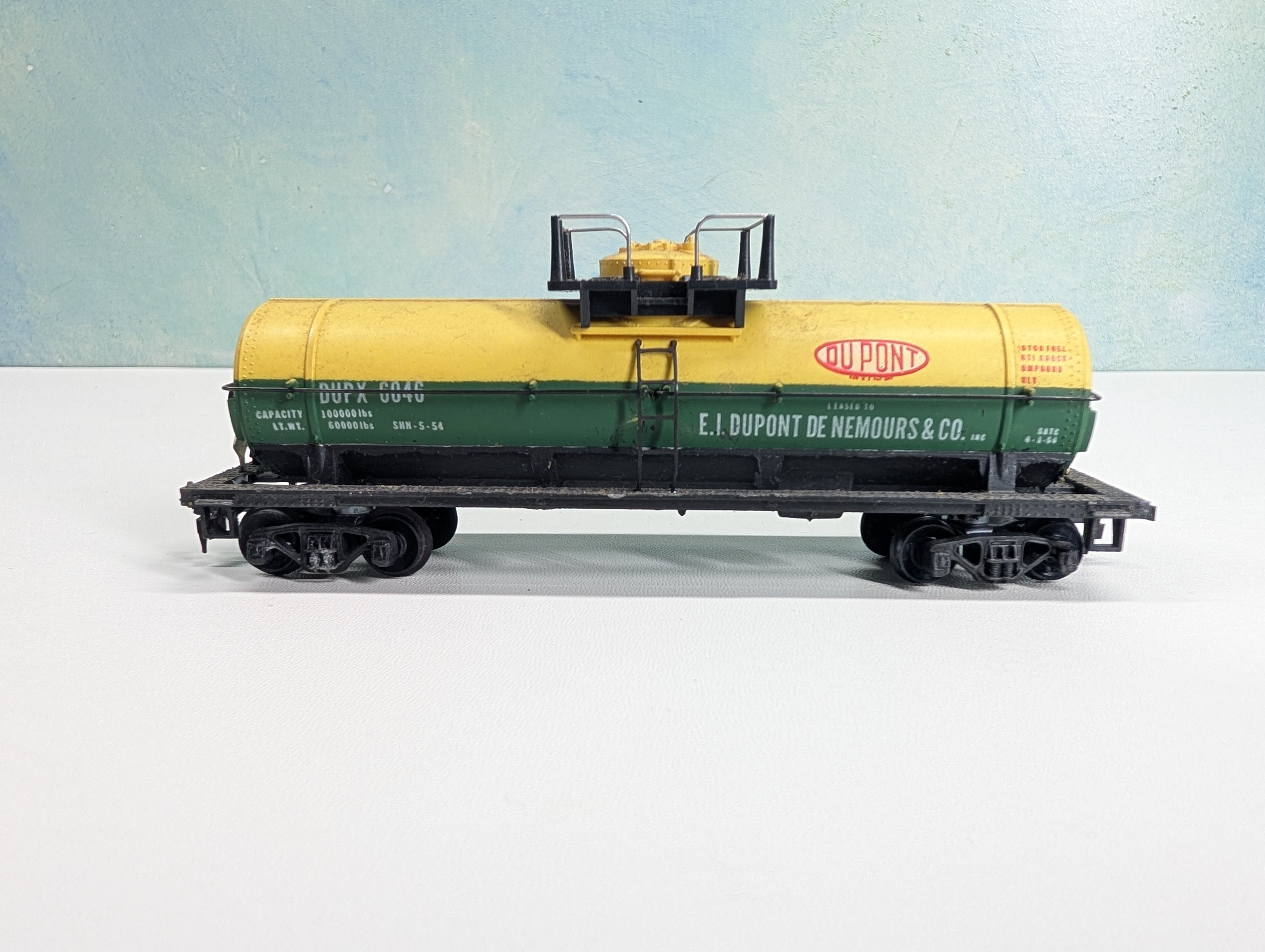 USED Mantua HO Scale Tank Car DuPont DUPX #6046