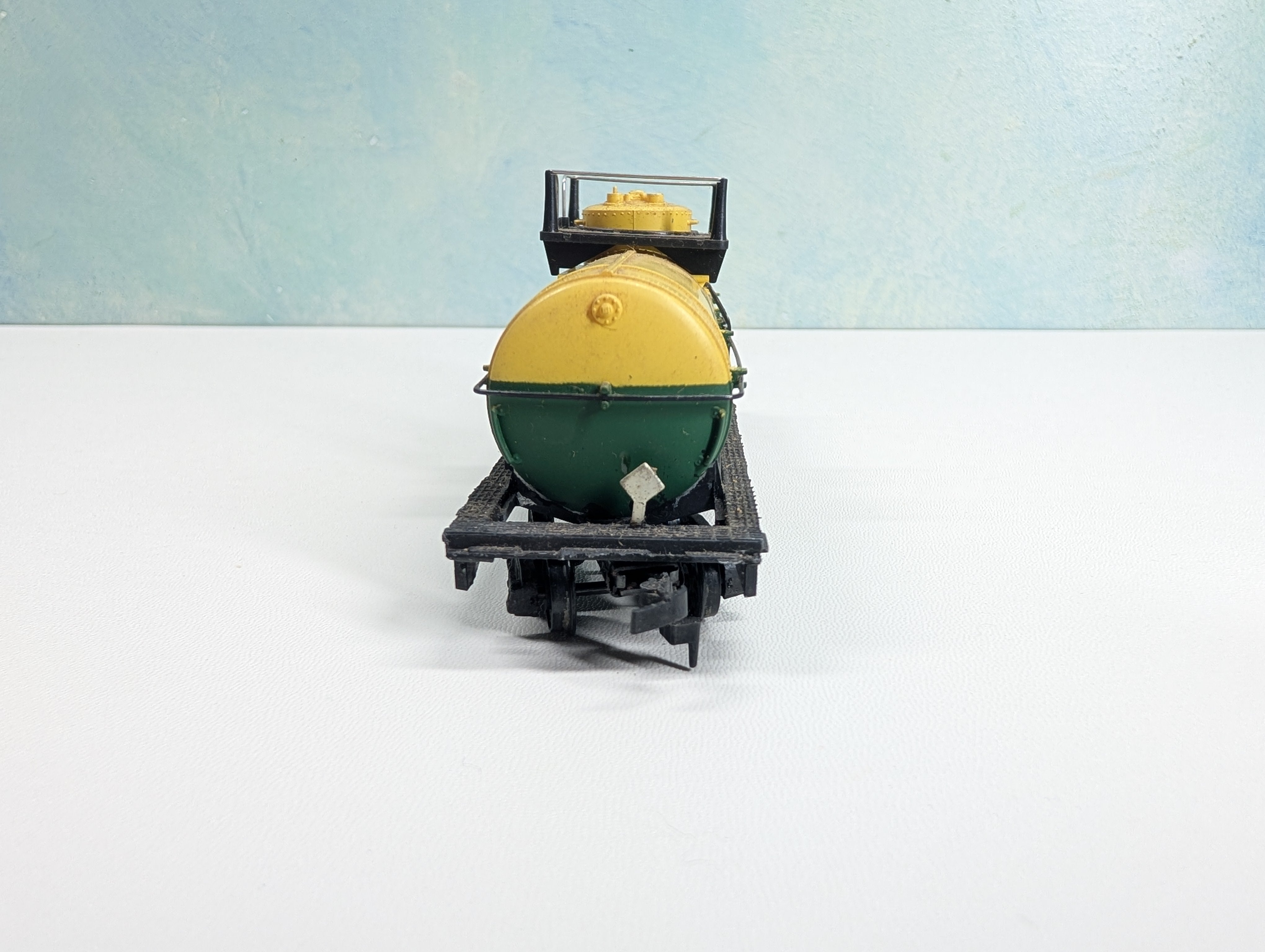USED Mantua HO Scale Tank Car DuPont DUPX #6046
