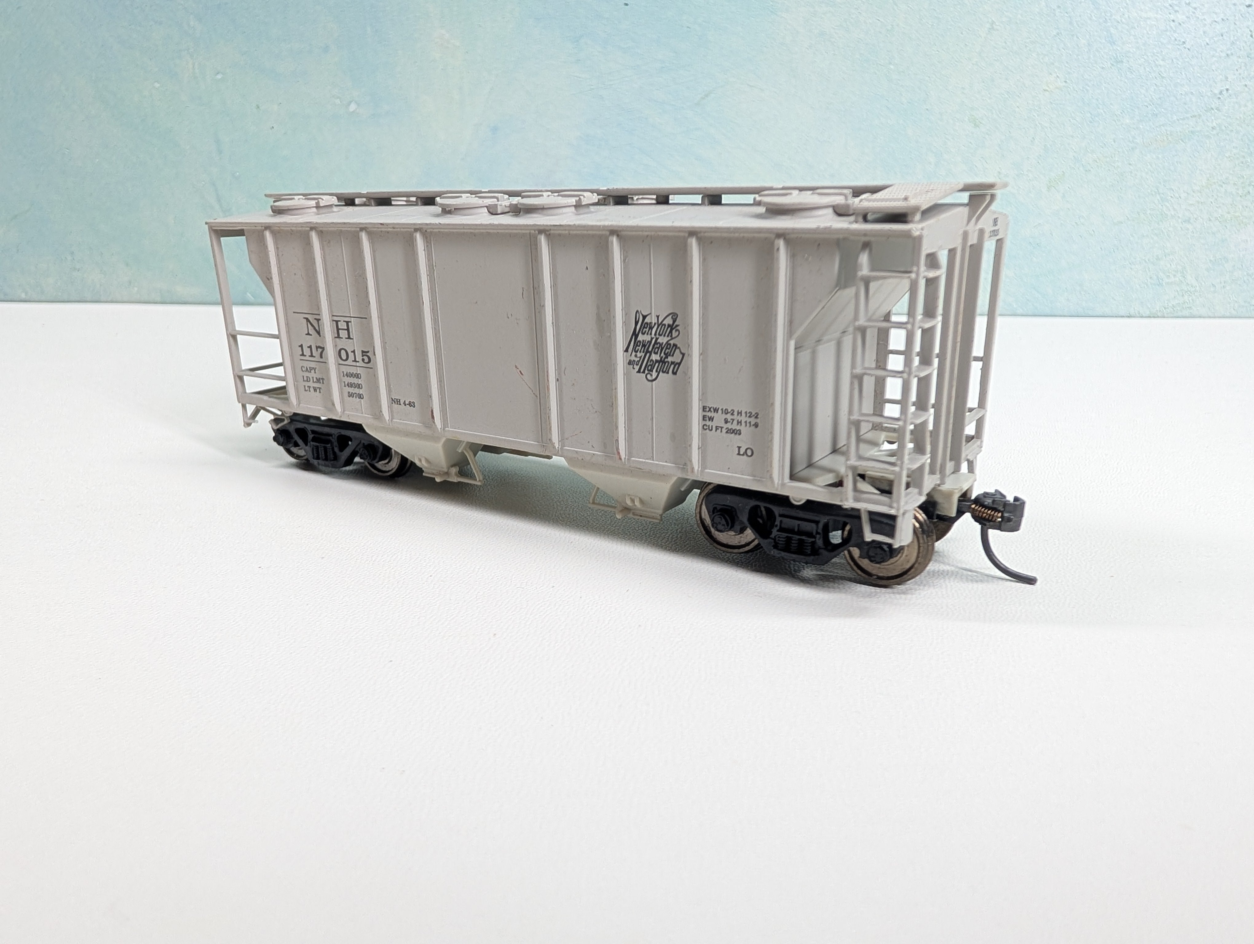 USED Atlas HO Scale 2 Bay Covered Hopper New Haven NH #117015 Metal Wheels