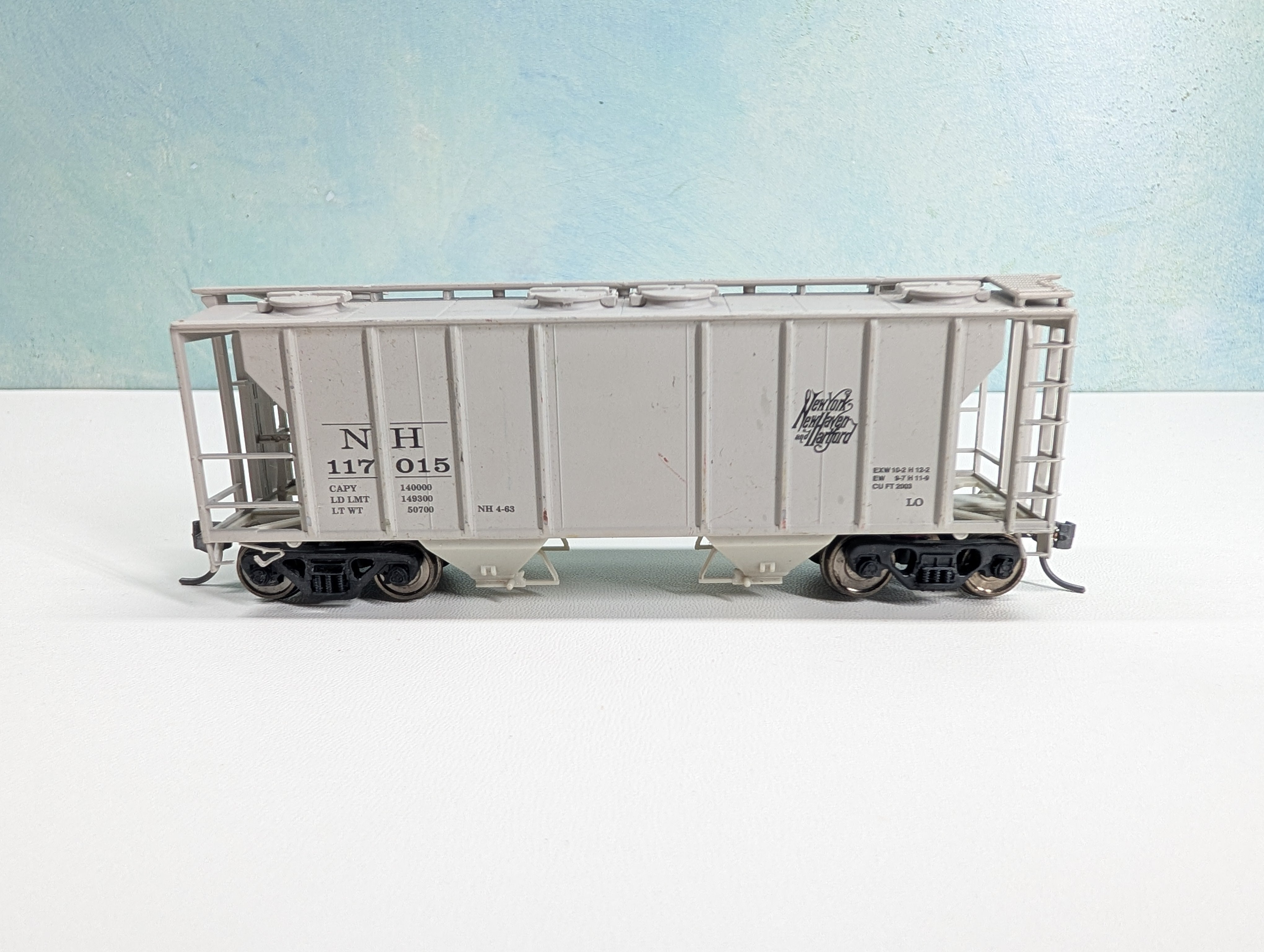 USED Atlas HO Scale 2 Bay Covered Hopper New Haven NH #117015 Metal Wheels