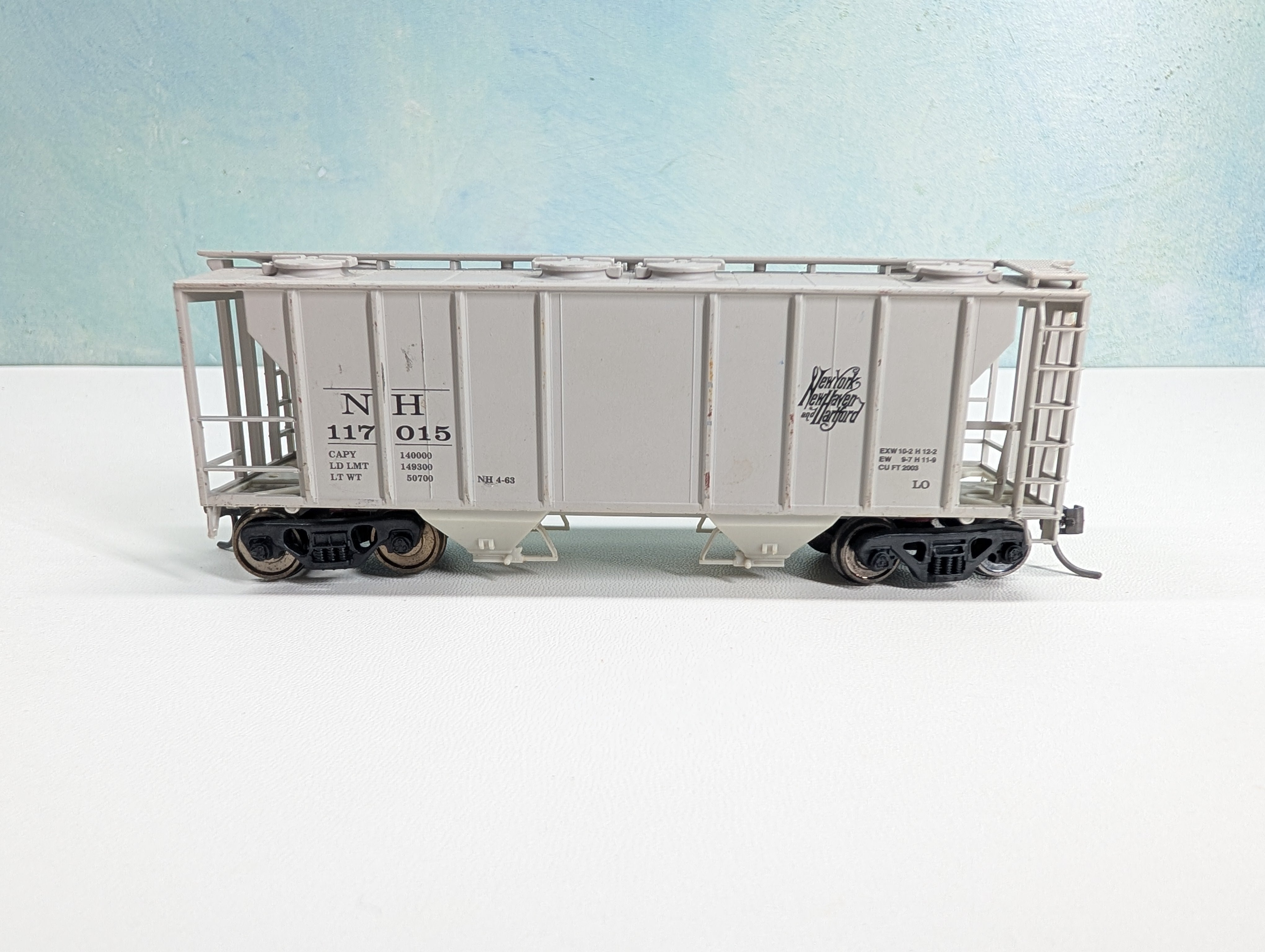 USED Atlas HO Scale 2 Bay Covered Hopper New Haven NH #117015 Metal Wheels