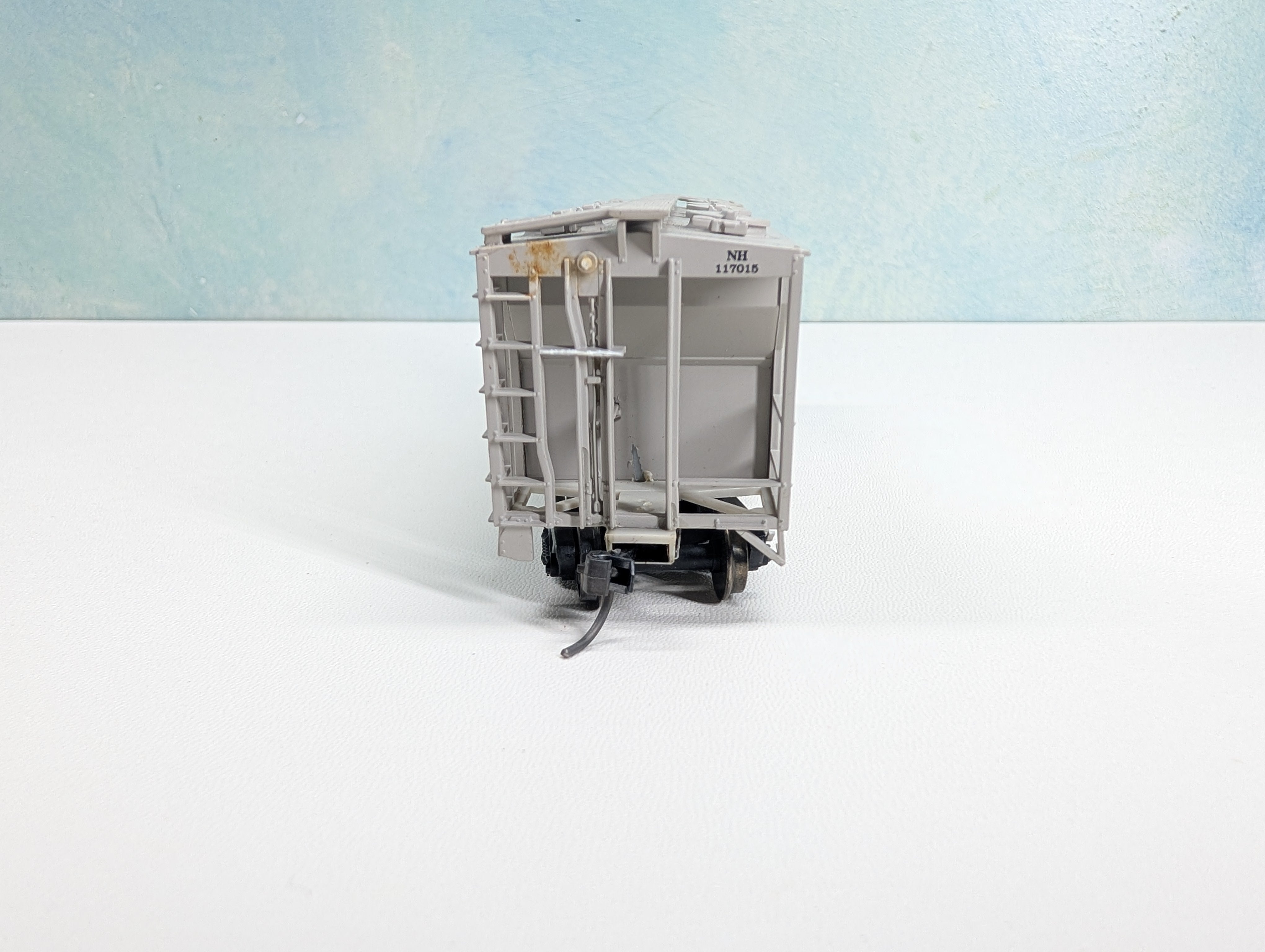 USED Atlas HO Scale 2 Bay Covered Hopper New Haven NH #117015 Metal Wheels