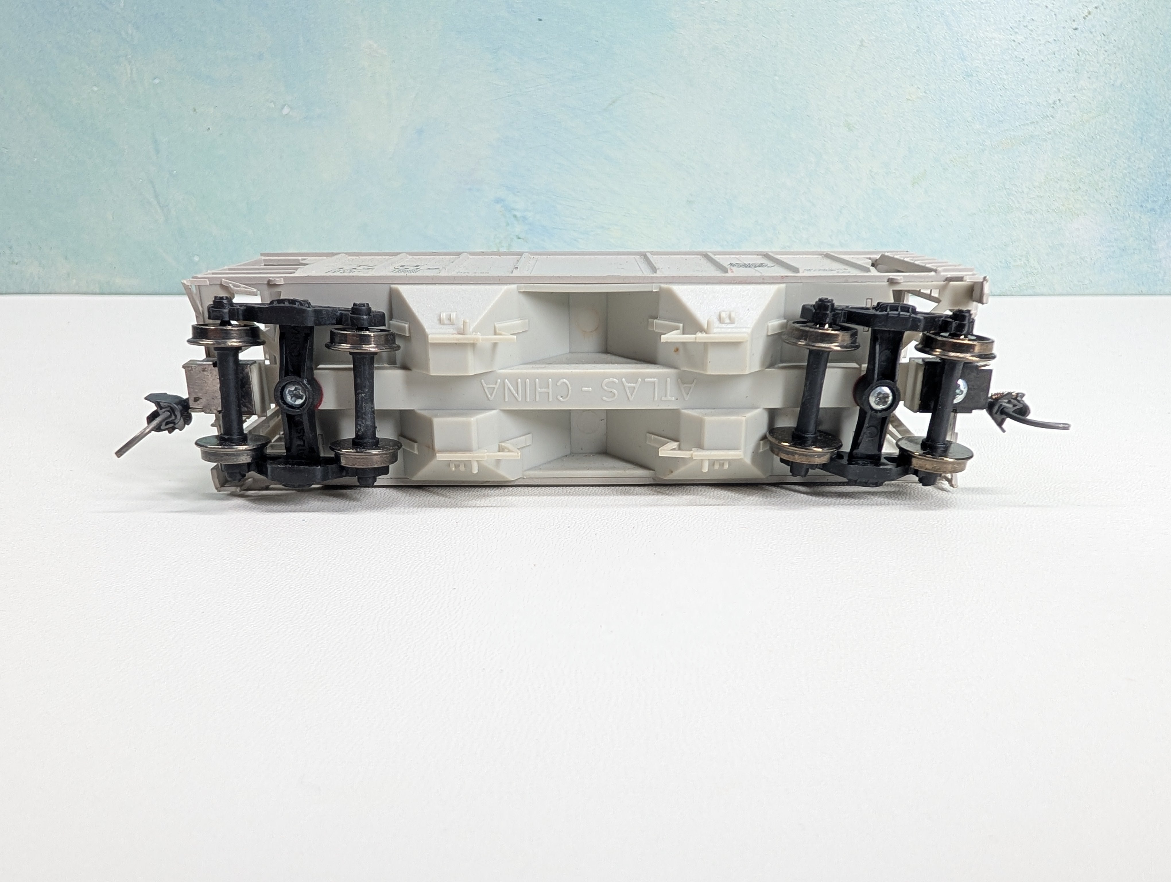 USED Atlas HO Scale 2 Bay Covered Hopper New Haven NH #117015 Metal Wheels