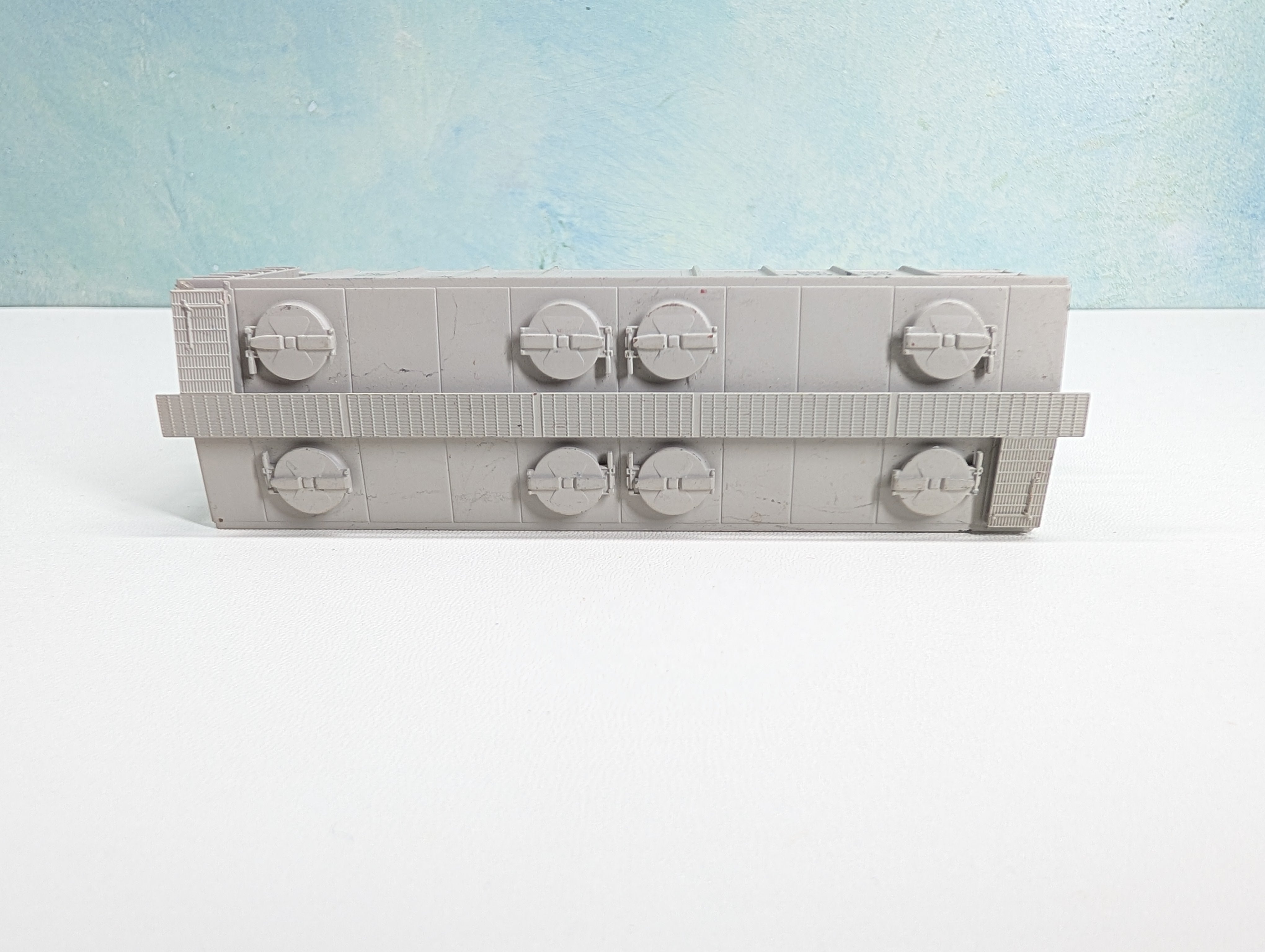 USED Atlas HO Scale 2 Bay Covered Hopper New Haven NH #117015 Metal Wheels