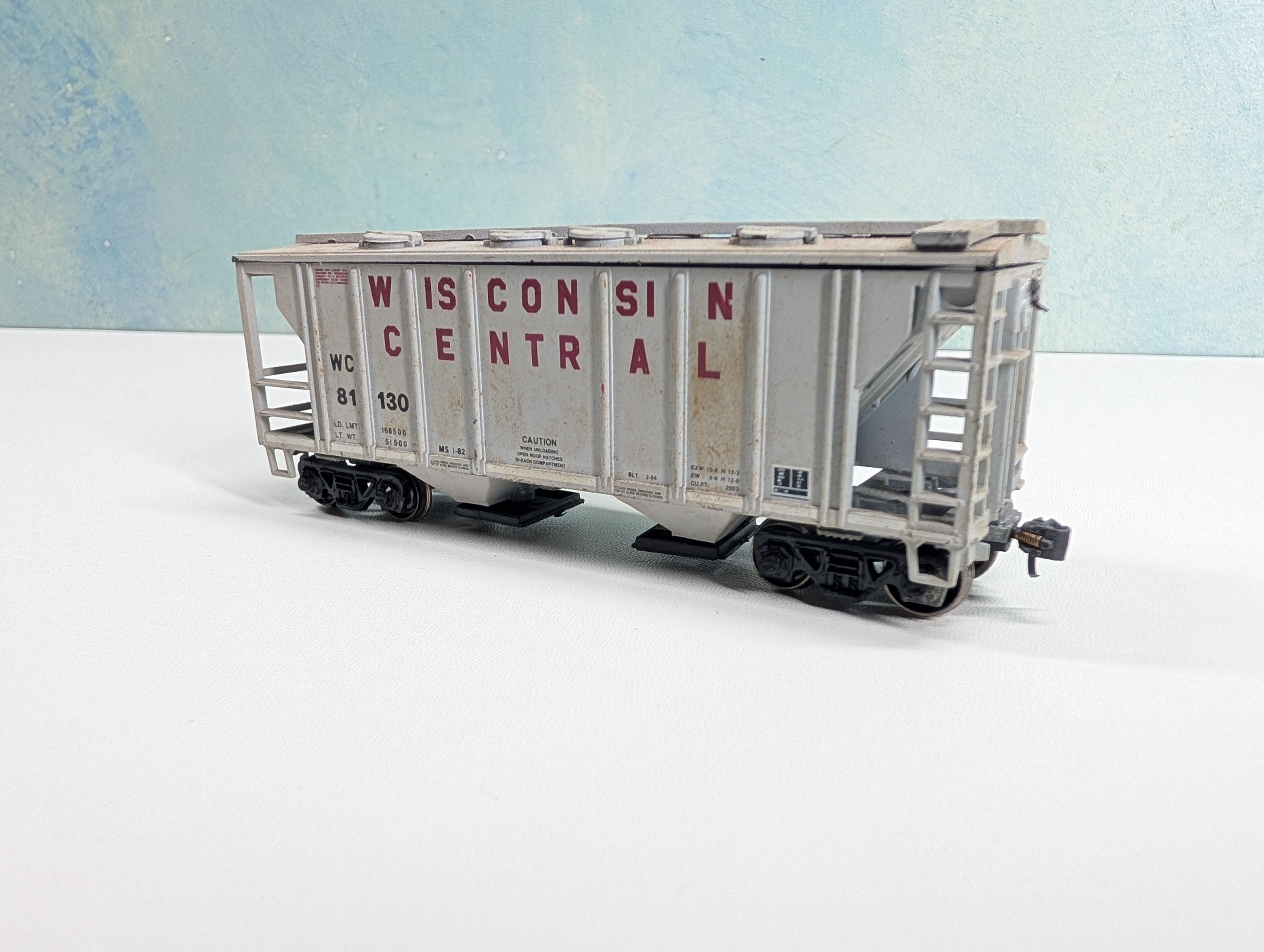 USED Roundhouse HO Scale 2 Bay Covered Hopper Wisconsin Central WC #81130 Metal Wheels